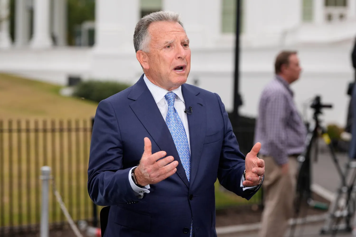 المبعوث الأميركي للشرق الأوسط ستيف ويتكوف يتحدث خلال مقابلة مع قناة «فوكس نيوز» خارج الجناح الغربي للبيت الأبيض (أ.ب)