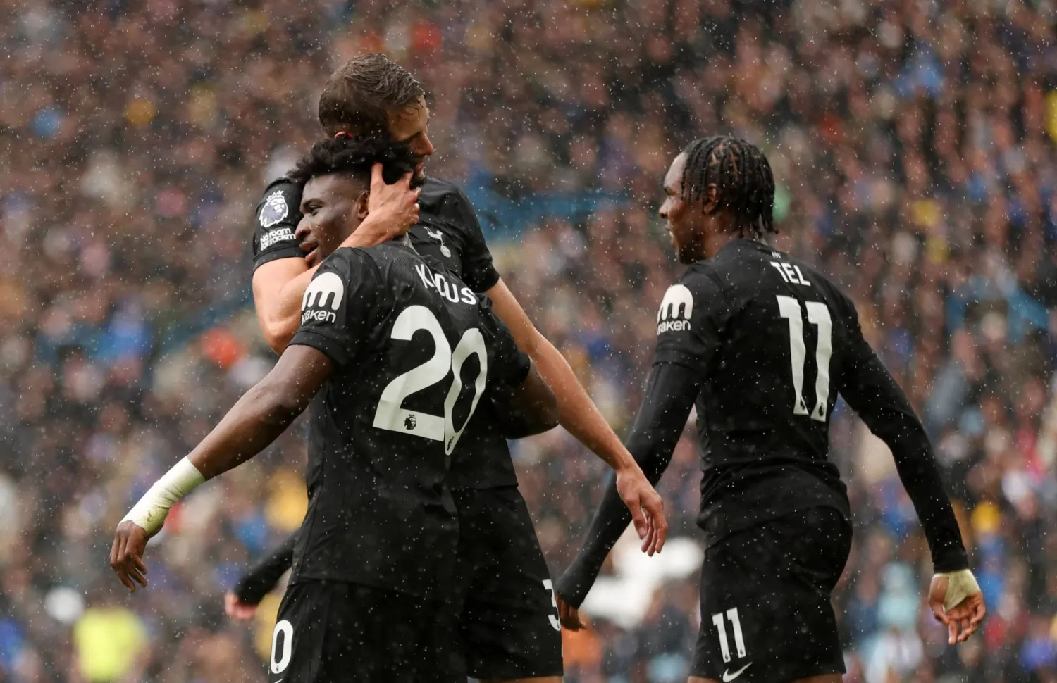 فرحة لاعبي توتنهام بالفوز على ليدز (رويترز)