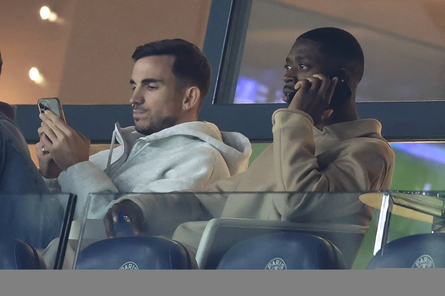 فابيان رويز (يسار) لاعب وسط باريس سان جيرمان إلى جوار زميله عثمان ديمبيلي (أ.ف.ب)