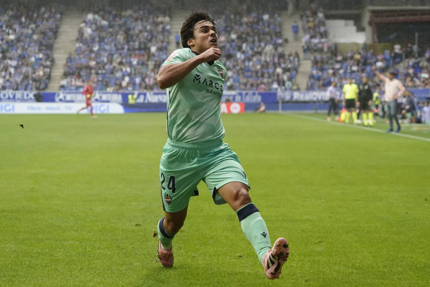 كارلوس ألفاريز يحتفل بهدفه في مرمى أوفييدو (إ.ب.أ)