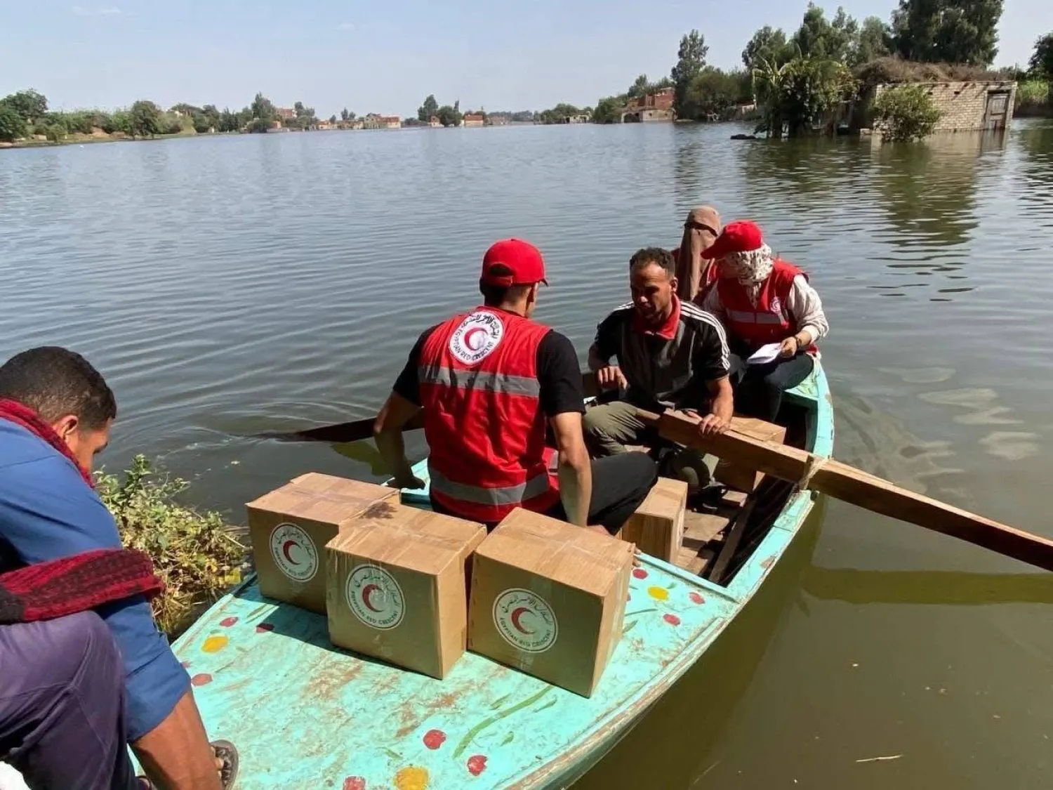 فرق إغاثة مصرية لمواجهة تداعيات ارتفاع منسوب نهر النيل بقرى محافظة المنوفية (مجلس الوزراء المصري)