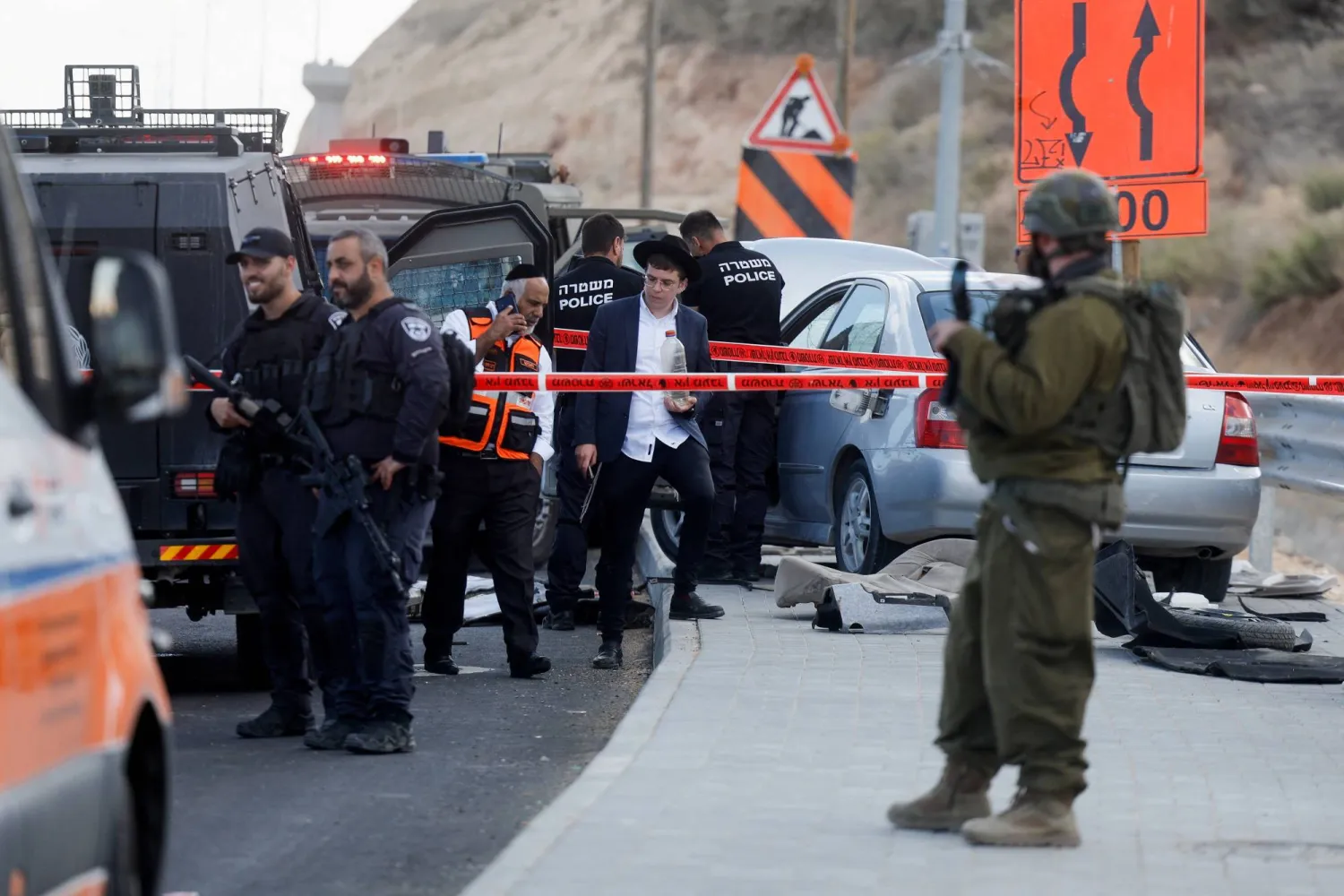 الشرطة الإسرائيلية في موقع هجوم بالدهس في الضفة الغربية المحتلة (رويترز)