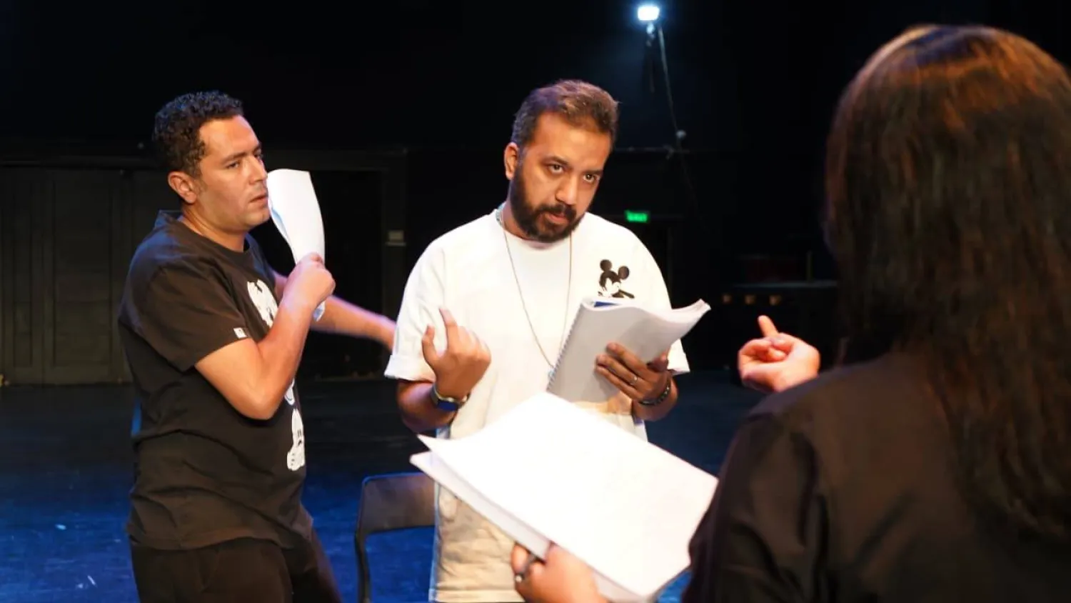 المخرج أحمد فؤاد في البروفات الخاصة بالمسرحية (الشرق الأوسط)