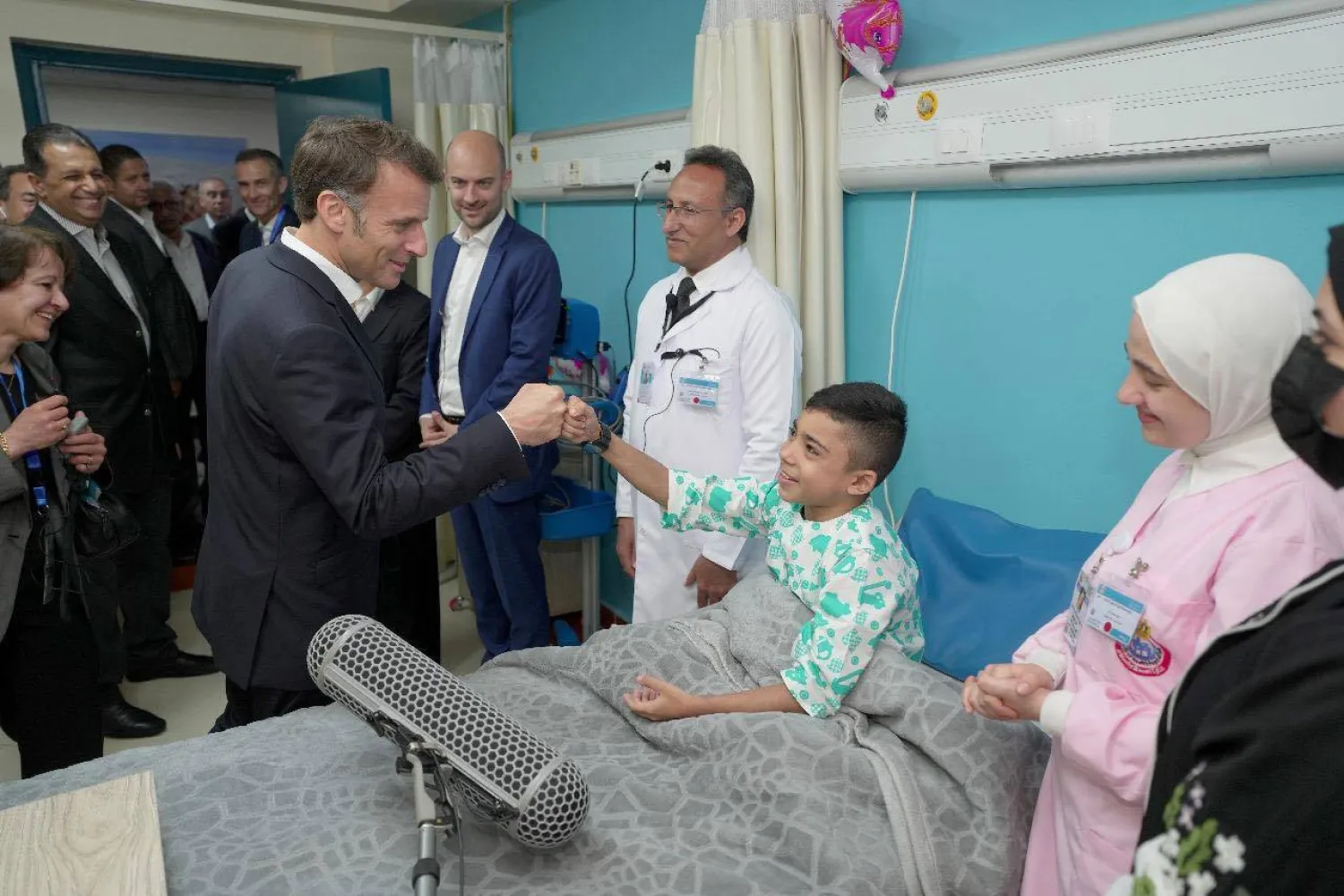 الرئيس الفرنسي إيمانويل ماكرون يزور مستشفى العريش ويلتقي عدداً من الجرحى الفلسطينيين في أبريل الماضي (الرئاسة المصرية)