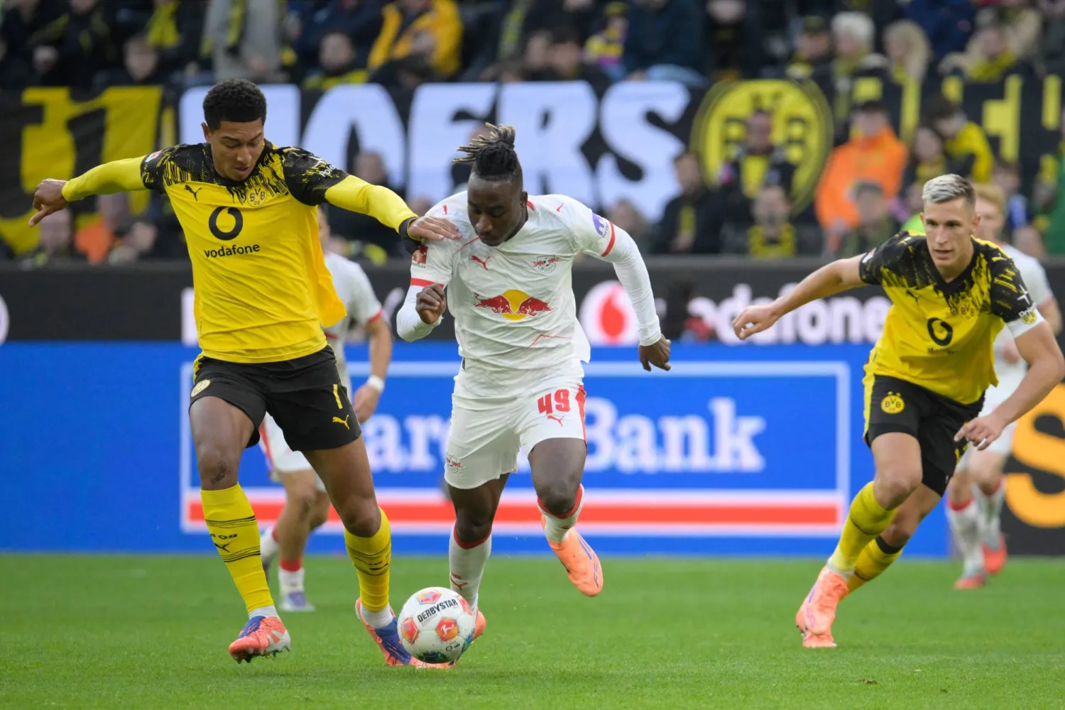 بوروسيا دورتموند ولايبزيغ تعادلا في «البوندسليغا» (أ.ف.ب)