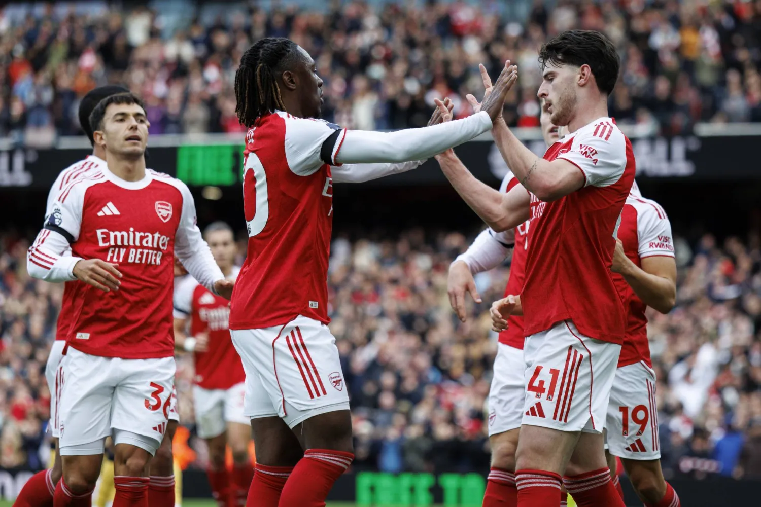 فرحة لاعبي آرسنال بالفوز والصدارة (إ.ب.أ)