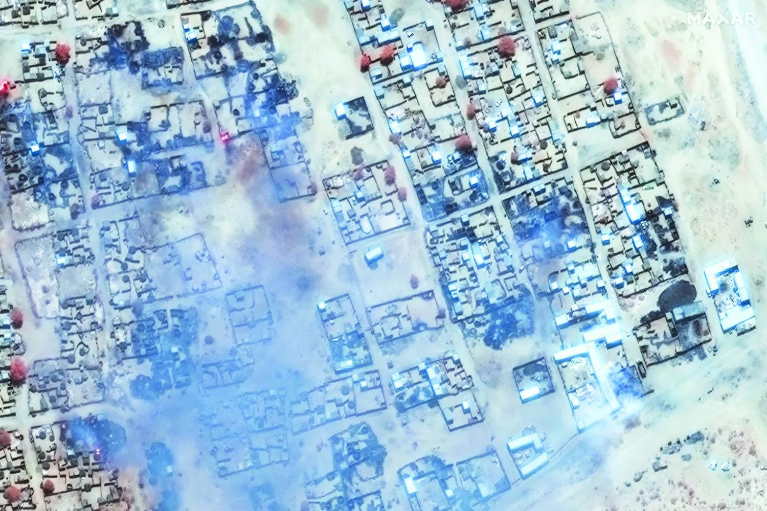 صورة جوية تُظهر تصاعد الدخان من «مخيم زمزم» قرب مدينة الفاشر خلال أبريل الماضي (أ.ف.ب)