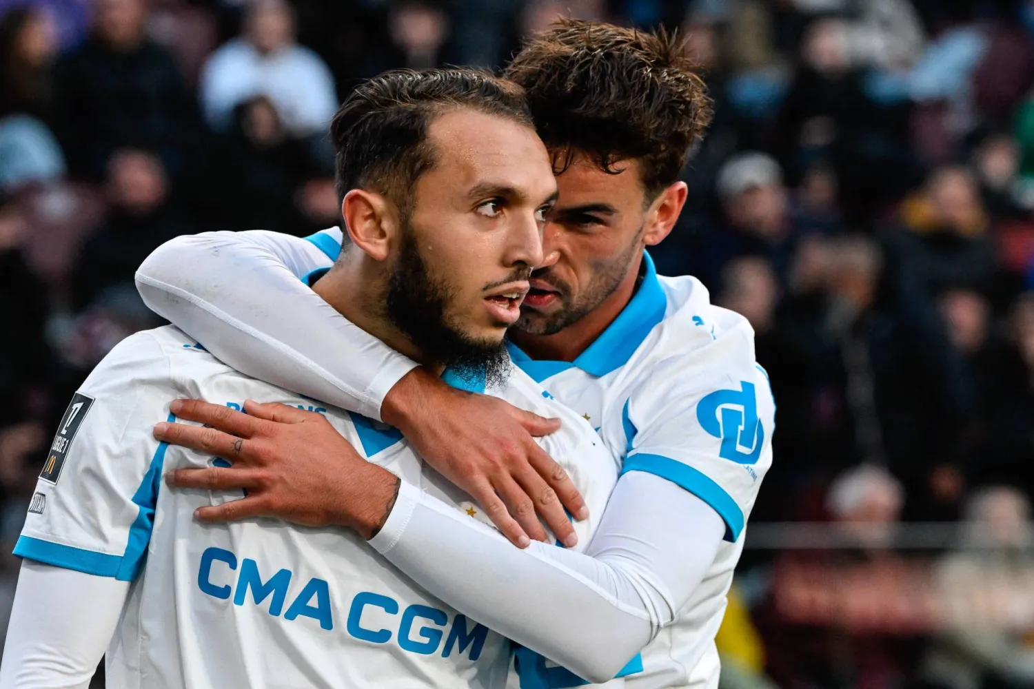 فرحة الجزائري أمين غويري (يسار) بهدفه الثالث لمرسيليا في مرمى ميتز (أ.ف.ب)