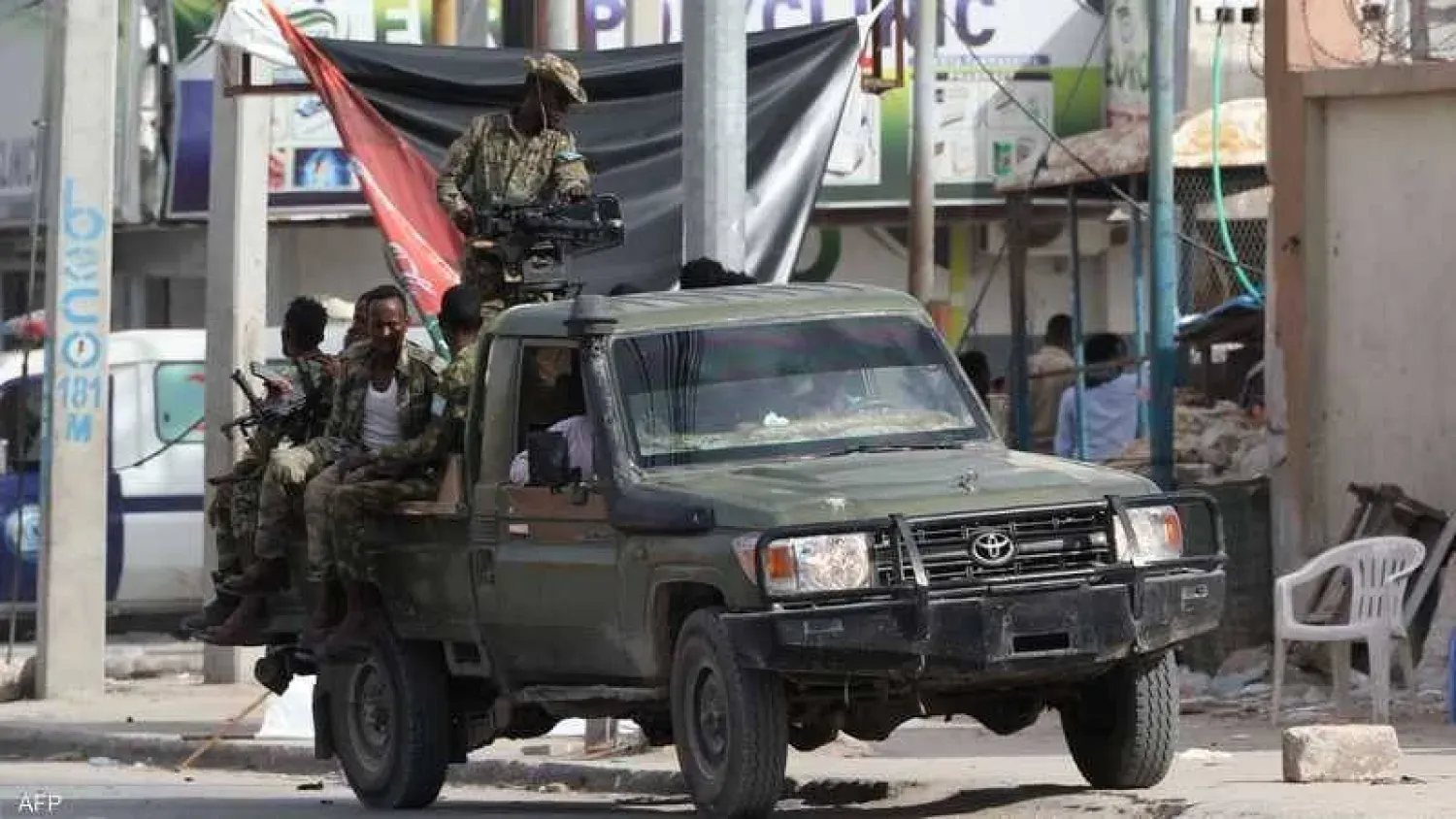 Mogadişu'daki terör saldırısının ardından güvenlik görevlileri (AFP)