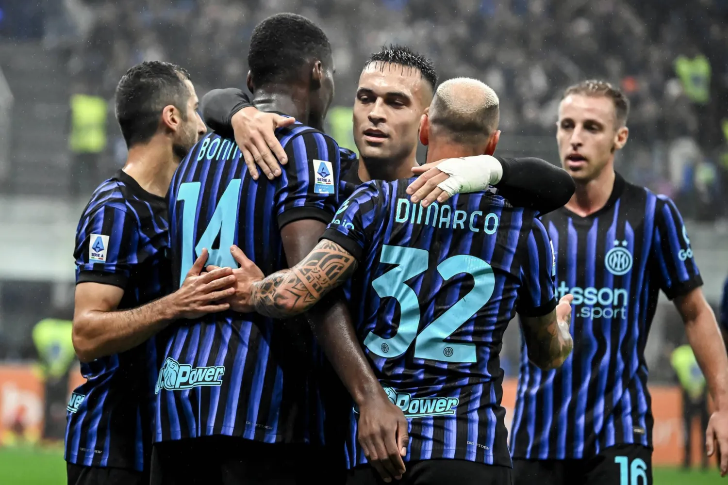 لاوتارو يحتفل بهدفه الثاني في المواجهة (إ.ب.أ)