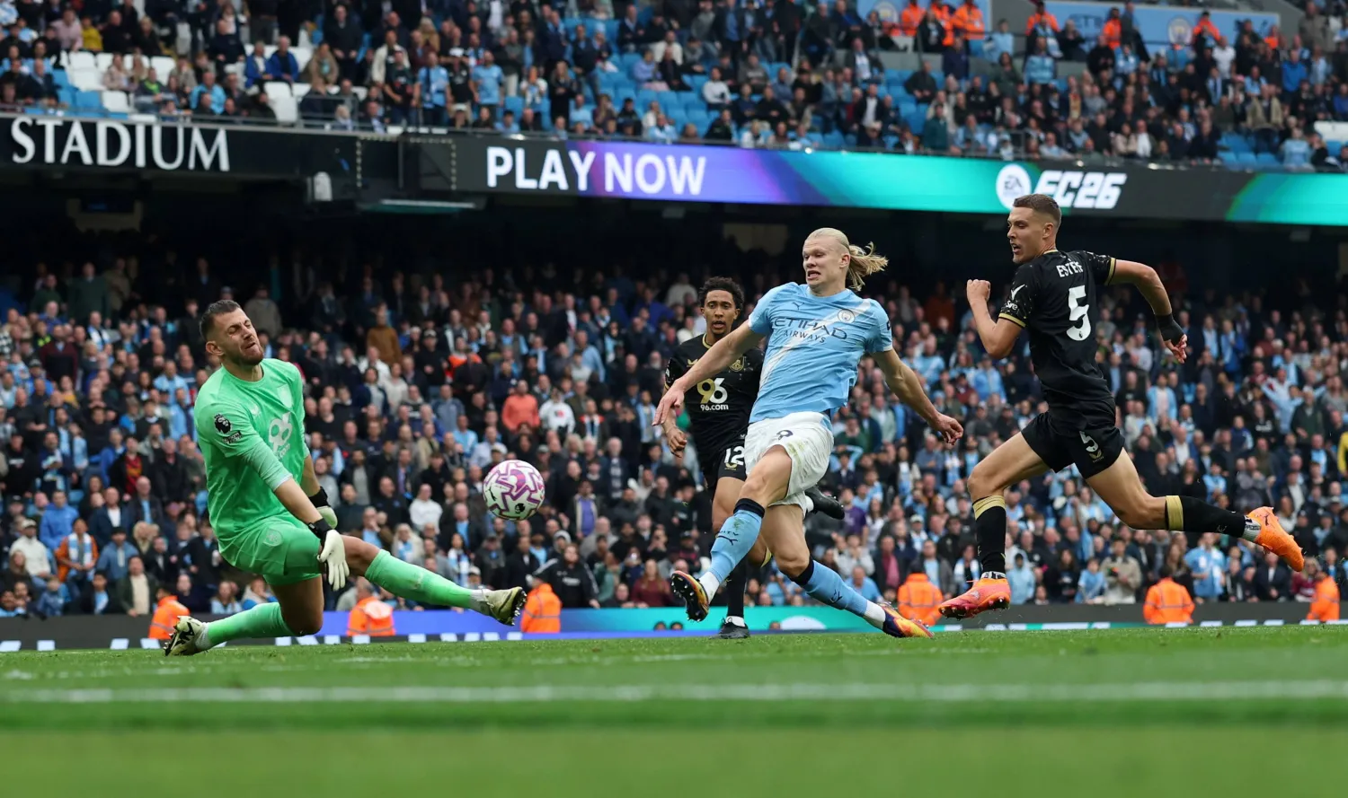 تسديدة هالاند في طريقها إلى مرمى نابولي في دوؤي أبطال أوروبا (رويترز)