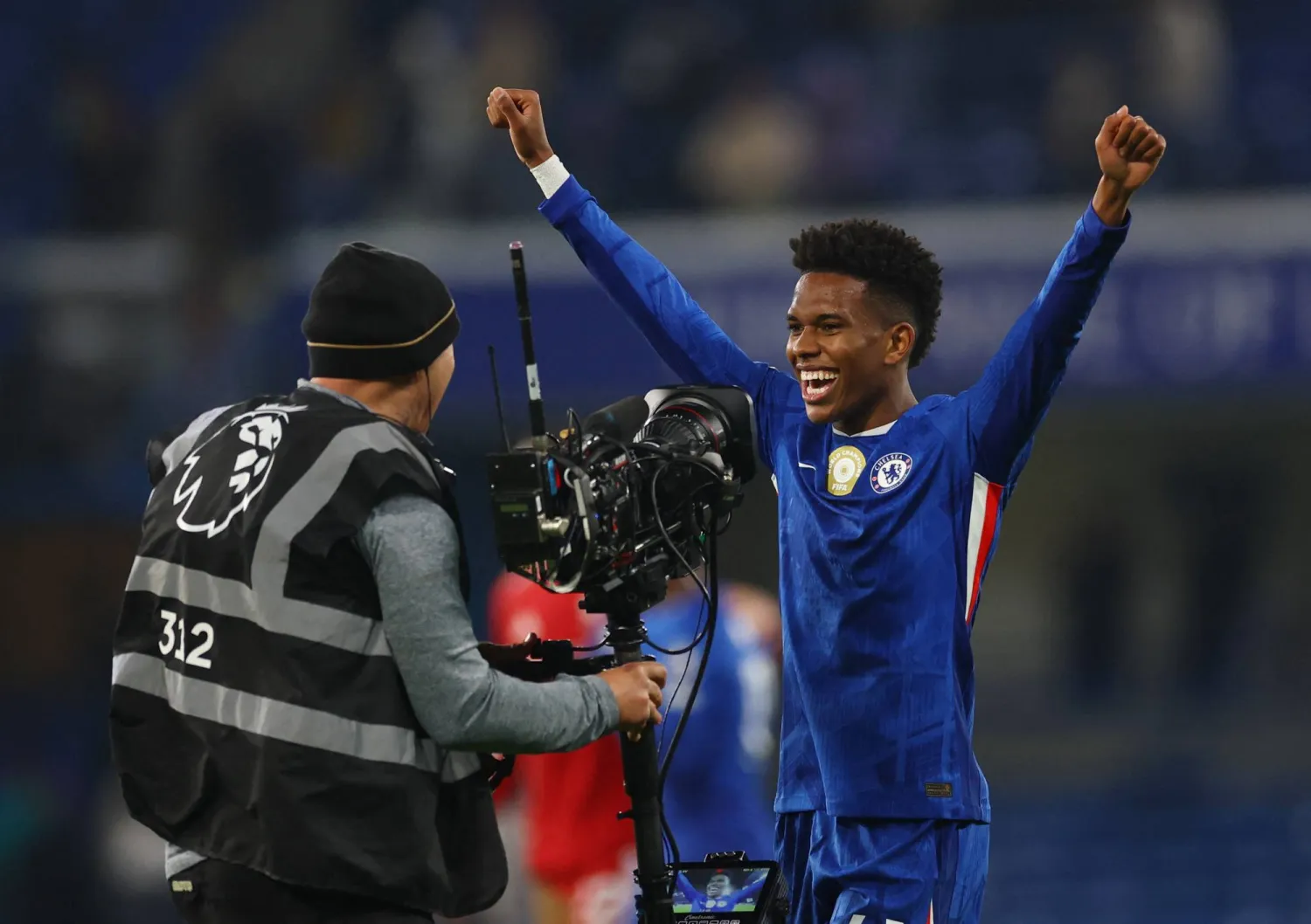 استيفاو محتفلاً بعد نهاية المباراة (رويترز)