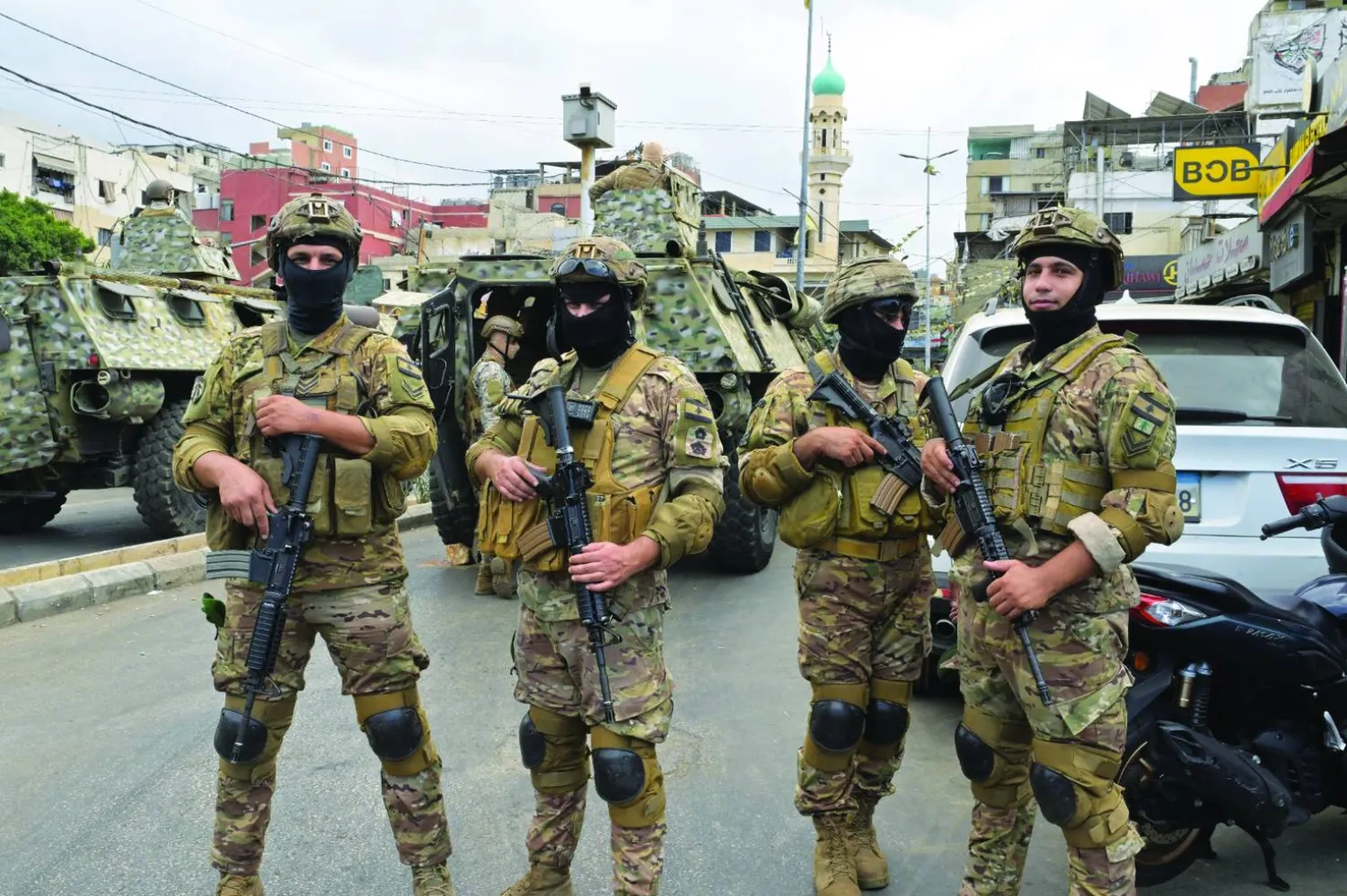 
عناصر من الجيش اللبناني ينتشرون على مدخل مخيم برج البراجنة جنوب بيروت (الشرق الأوسط)