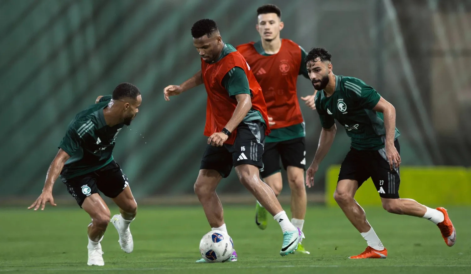 أيمن يحيى خلال مشاركته في التقسيمة (المنتخب السعودي)