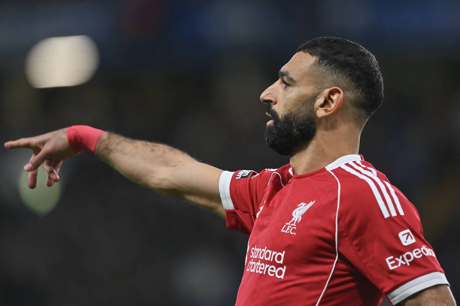 صلاح خلال مشاركته في مواجهة ليفربول أمام تشيلسي (إ.ب.أ)