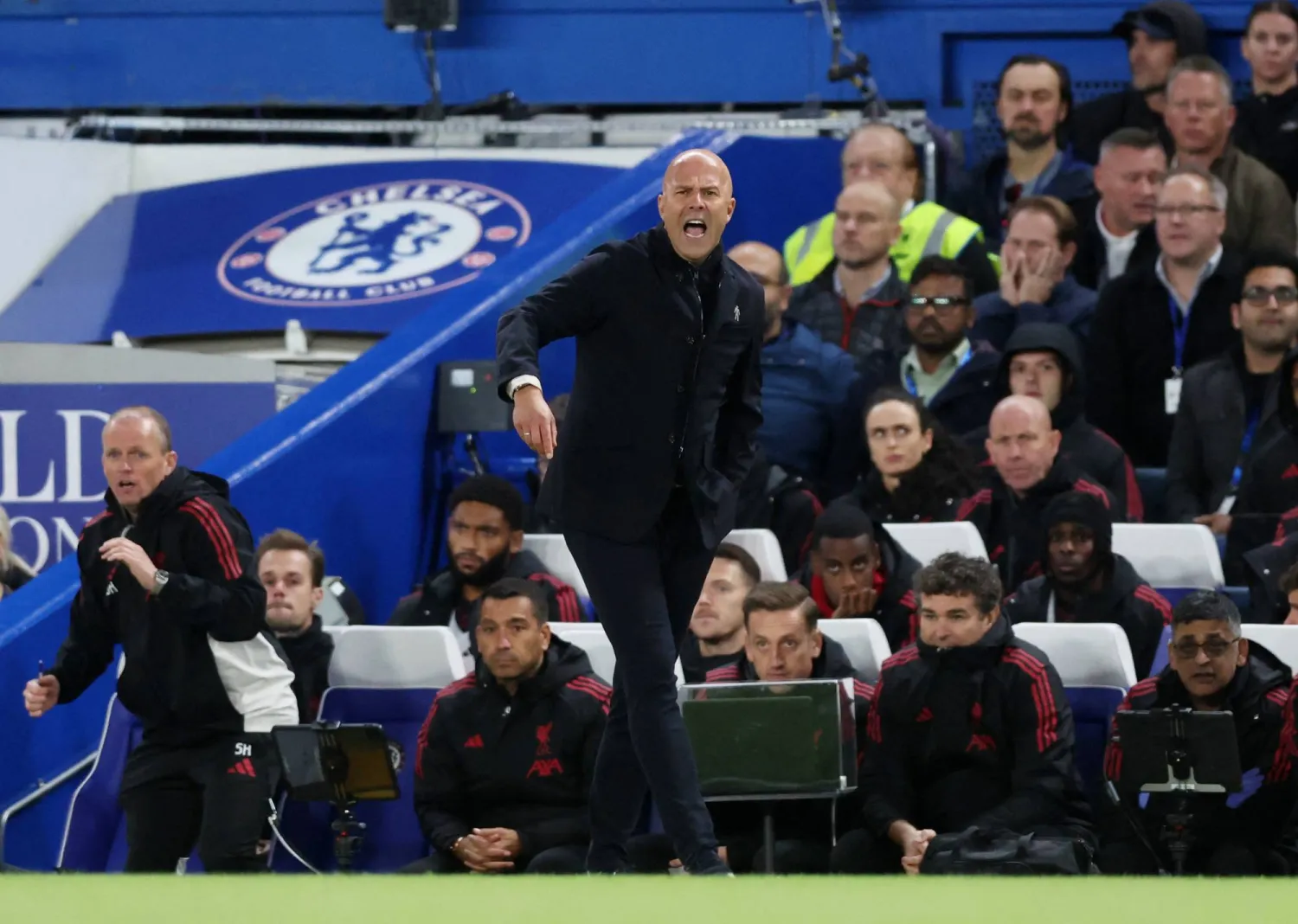 سلوت يوجه لاعبيه خلال القمة الإنجليزية (رويترز)