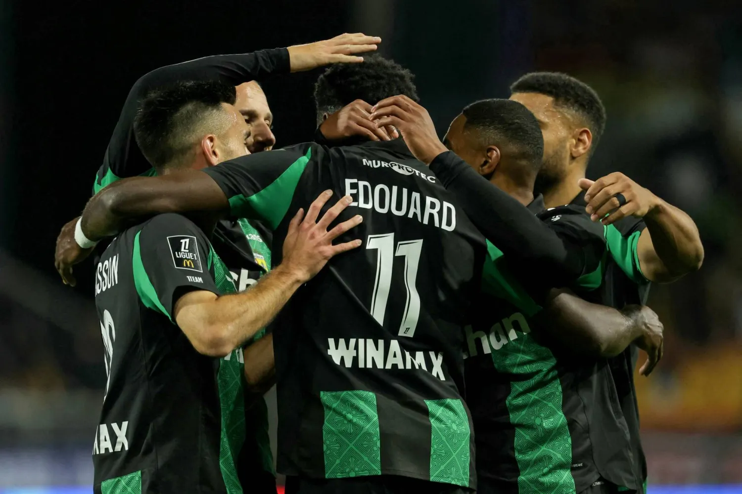 لاعبو لانس يحتفلون بهدف الفوز (أ.ف.ب)