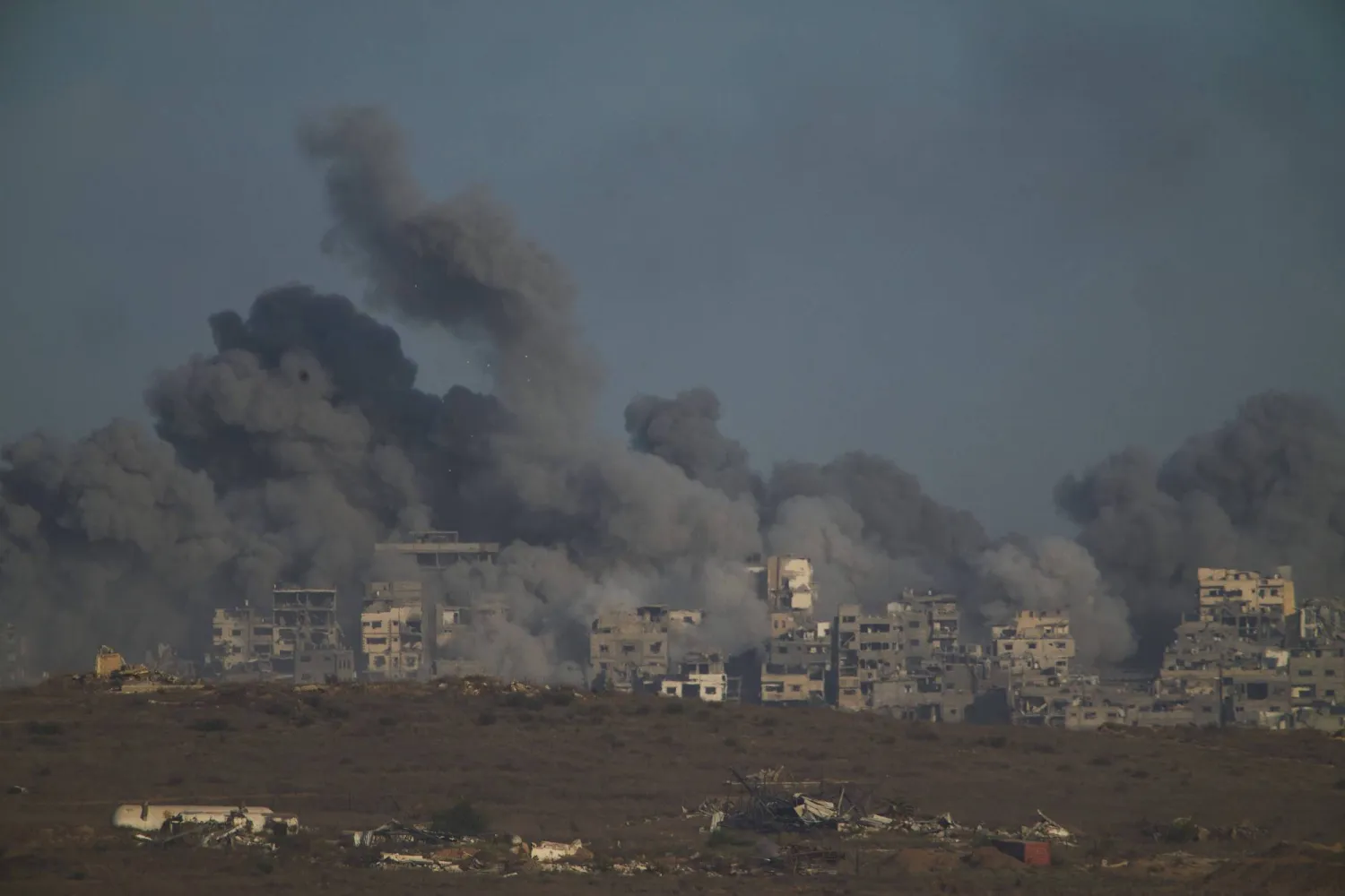 تصاعد الدخان فوق قطاع غزة بعد قصف إسرائيلي (أ.ب)