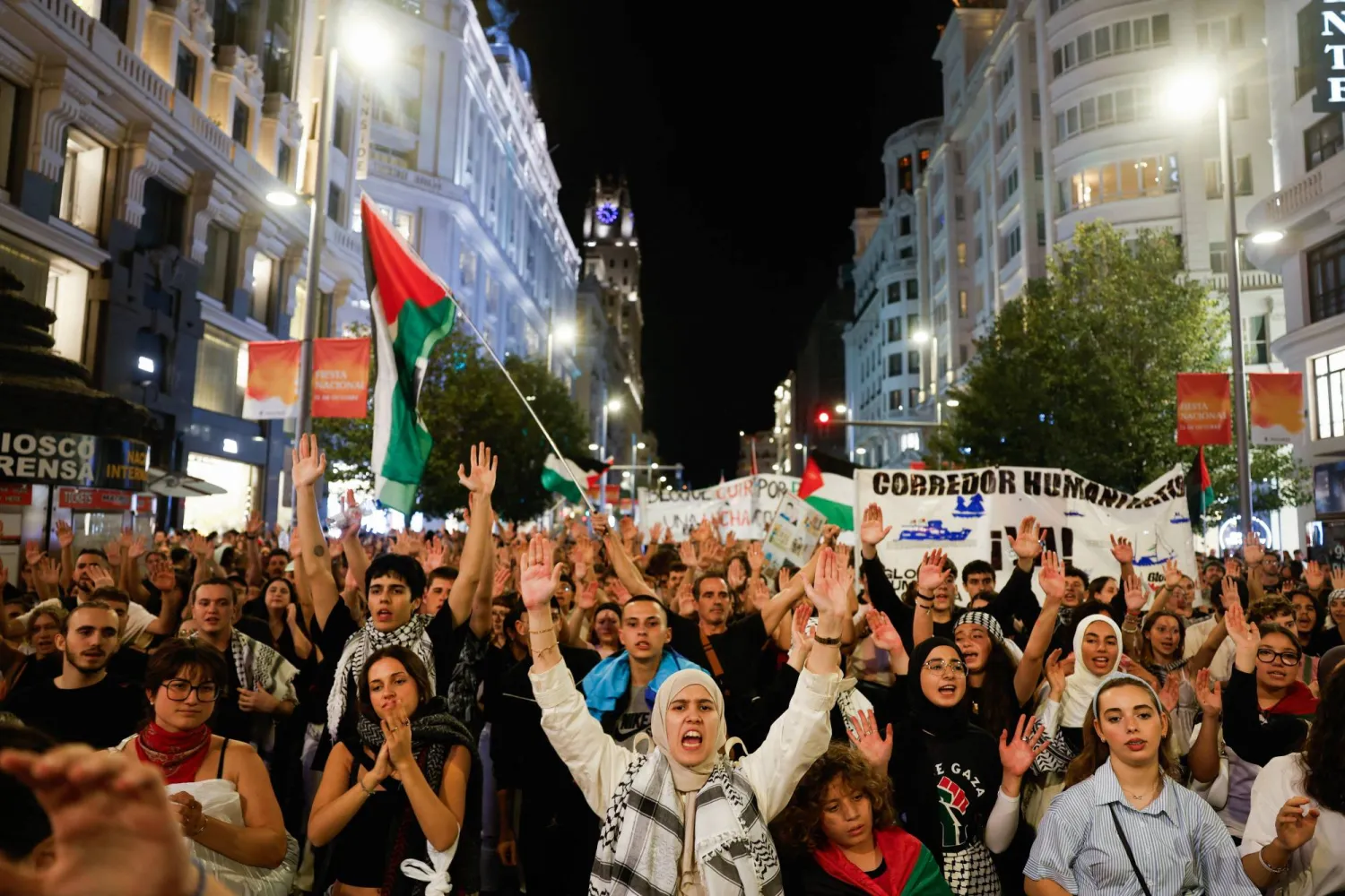 آلاف الأشخاص شاركوا في مظاهرة بمدريد دعماً لغزة وللتنديد باعتقال إسرائيل نشطاء شاركوا في أسطول الصمود العالمي (رويترز)