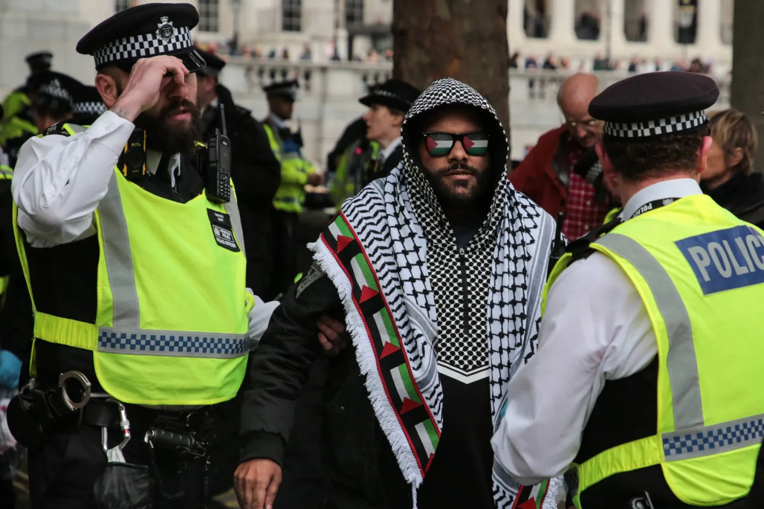 احتجزت الشرطة متظاهراً في ميدان ترافالغار خلال احتجاج دعماً لفلسطين (د.ب.أ)