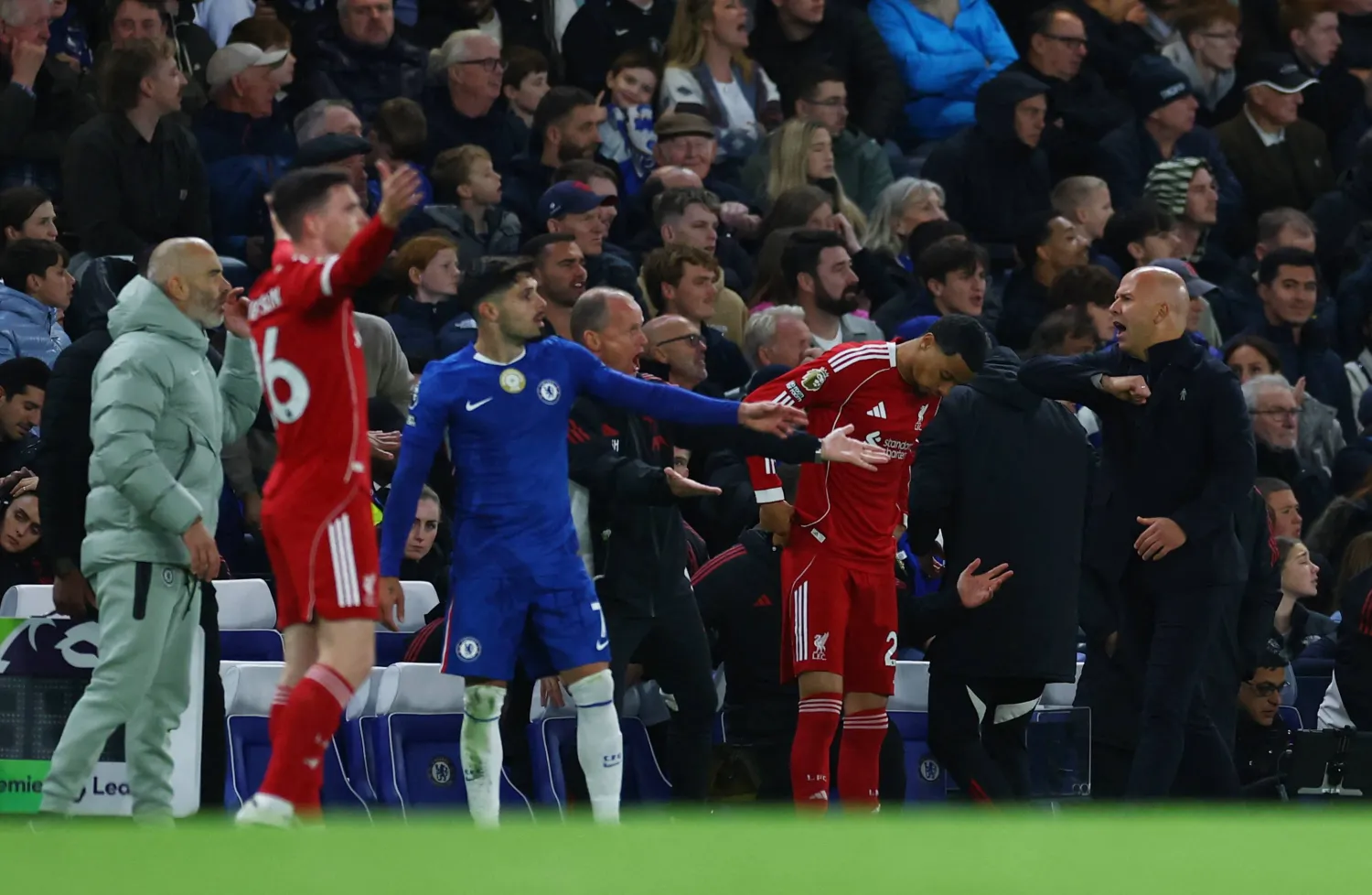 سلوت خلال تفاعله مع مُجريات اللقاء المتوترة (رويترز)