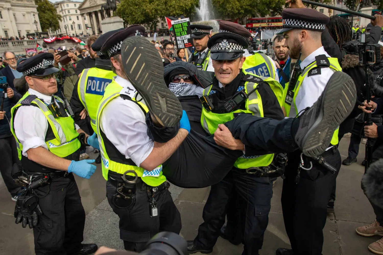 04 October 2025, United Kingdom, London: A protester is being detained by police officers during a protest in support of Palestine. Photo: James Willoughby/SOPA Images via ZUMA Press Wire/dpa
