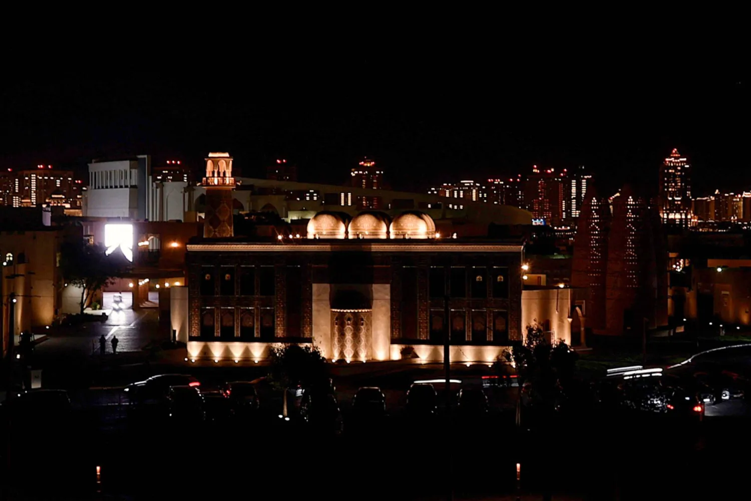 مسجد كتارا المعروف أيضاً باسم «مسجد الفيروز القطري» في قرية كتارا الثقافية بالدوحة (أ.ف.ب)