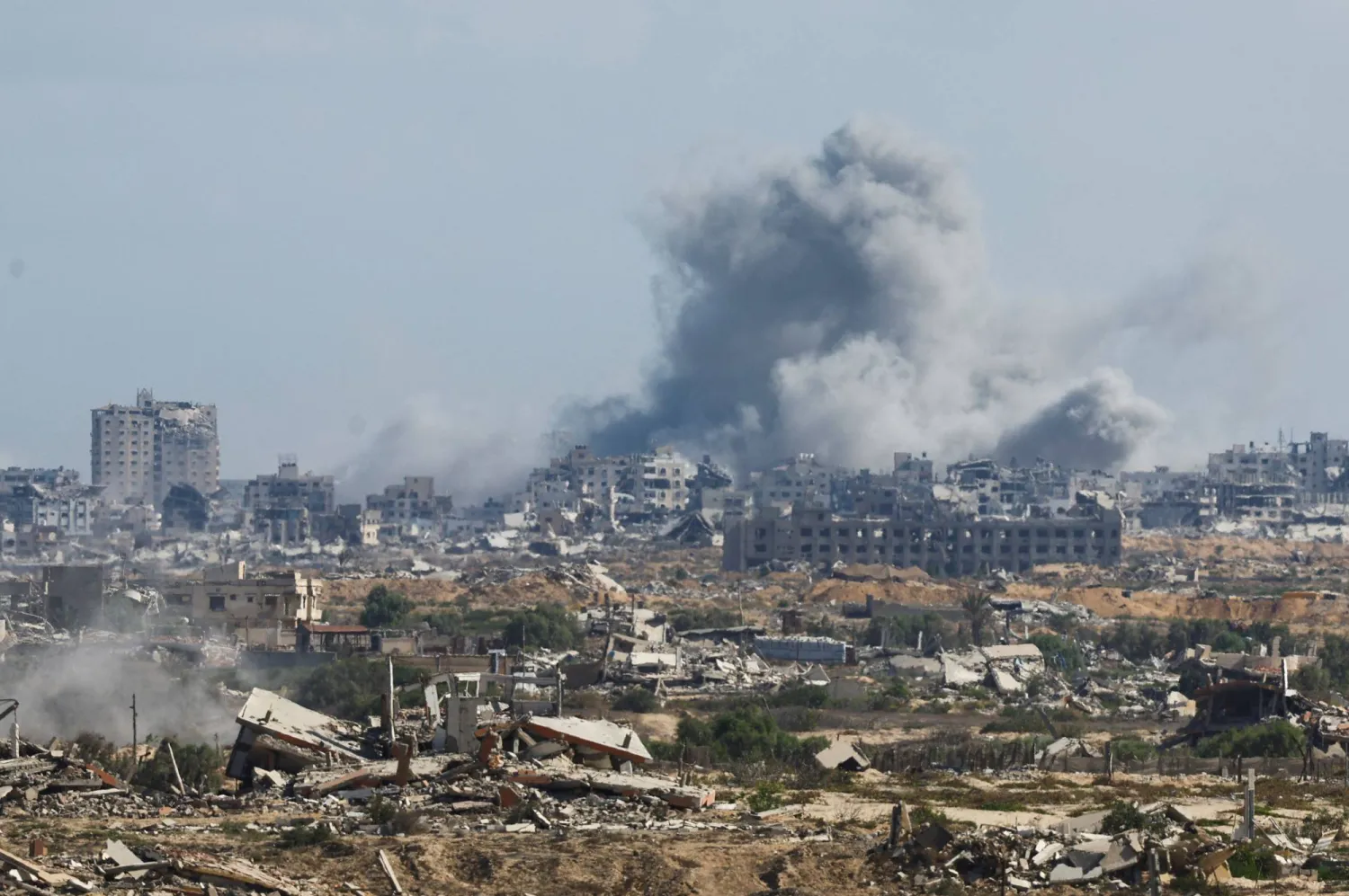 Smoke rises following explosions in Gaza City, as seen from central Gaza Strip October 5, 2025. REUTERS/Mahmoud Issa