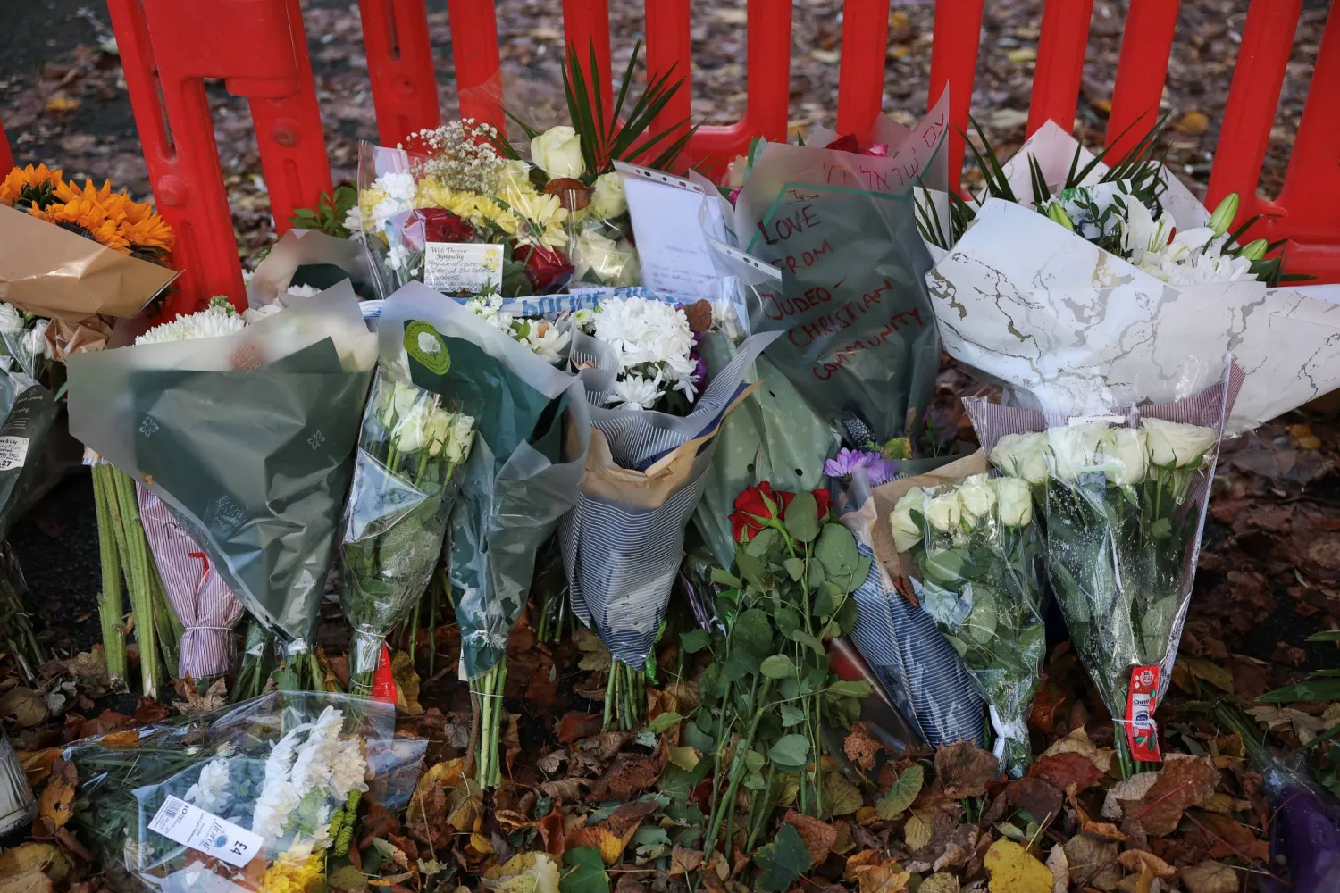 وُضعت أكاليل الزهور بالقرب من معبد معبد مانشستر حيث قُتل عدد من الأشخاص في يوم الغفران... 5 أكتوبر 2025 (رويترز)