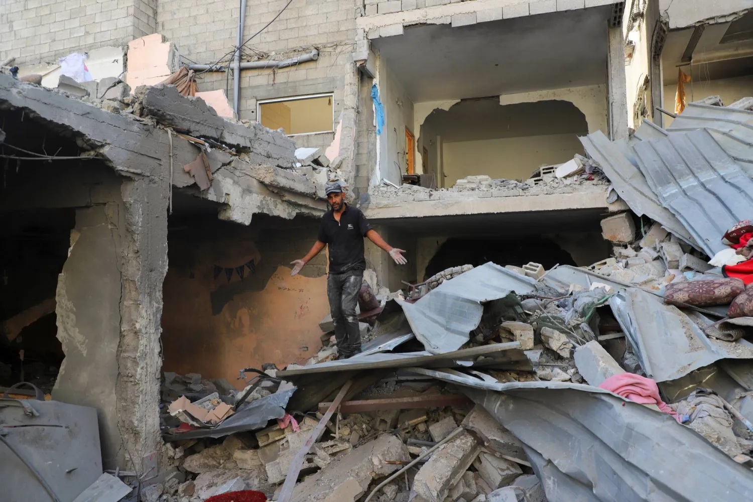 A Palestinian inspects the site of an Israeli strike on Saturday, on a house in the Tuffah neighborhood in Gaza City October 5, 2025. REUTERS/Ebrahim Hajjaj