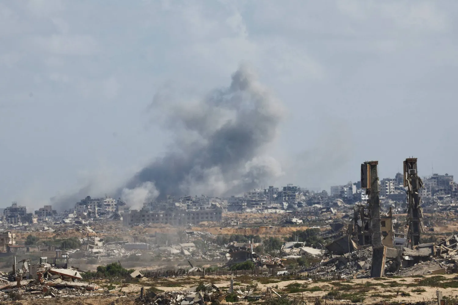 تصاعد الدخان عقب انفجارات بمدينة غزة كما شوهد من وسط القطاع (رويترز)