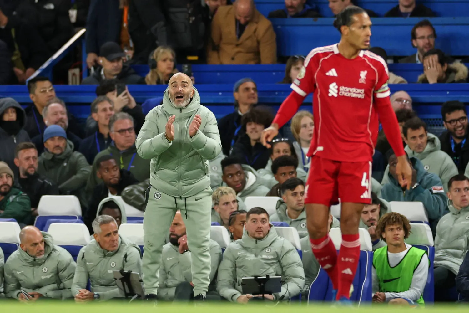 مدرب تشيلسي إنزو ماريسكا يصرخ مشجعاً لاعبيه (أ.ب)