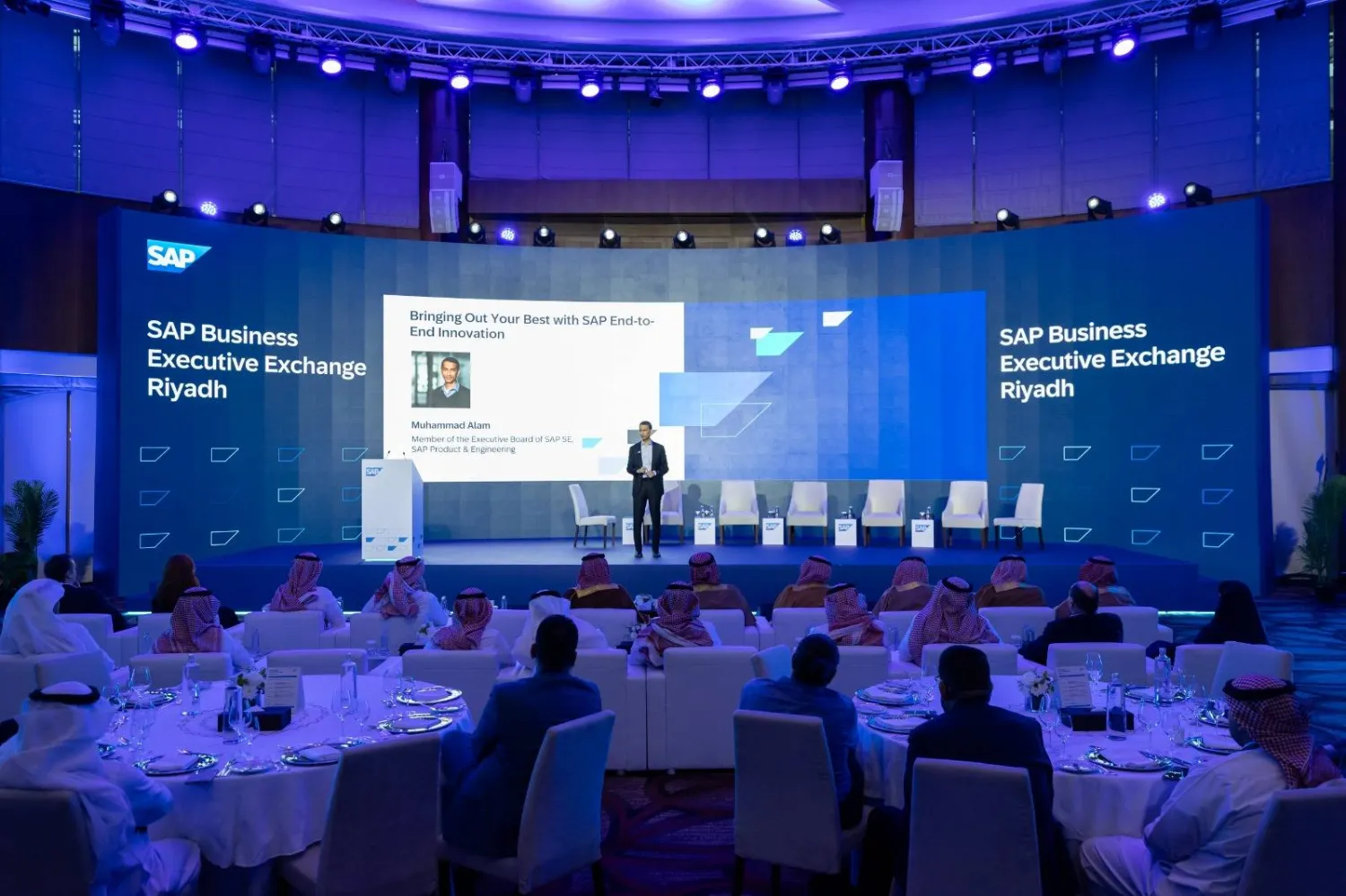 محمد علم متحدثاً للحضور خلال إعلان «إس إيه بي» توظيف باقة الحلول الجديدة من السعودية (الشرق الأوسط)