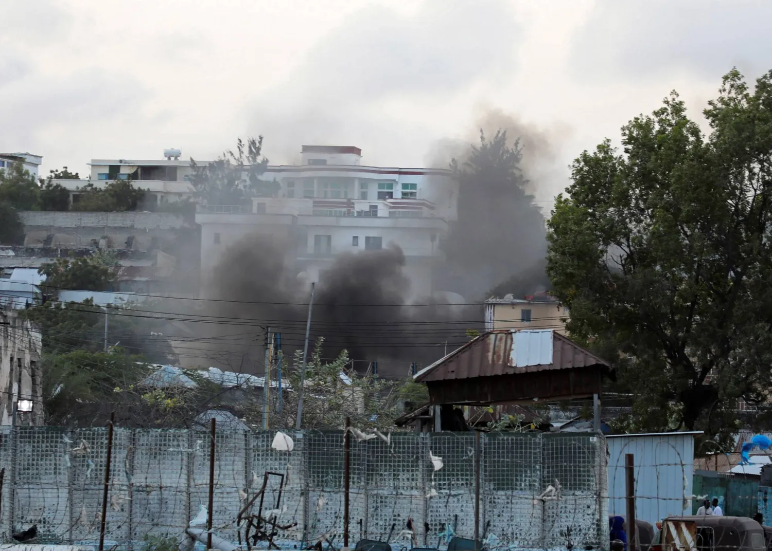 تصاعد الدخان بالقرب من مجمع قصر الرئاسة بالصومال عقب انفجارات في مقديشو يوم 4 أكتوبر 2025 (رويترز)