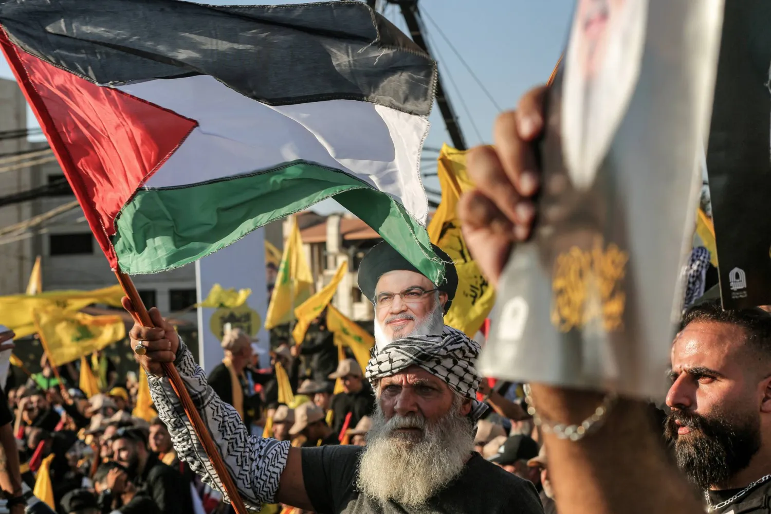 مناصرون لـ«حزب الله» يرفعون علم فلسطين في ضاحية بيروت الجنوبية خلال إحياء الذكرى السنوية الأولى لاغتيال أمينه العام السابق حسن نصر الله (د.ب.أ)