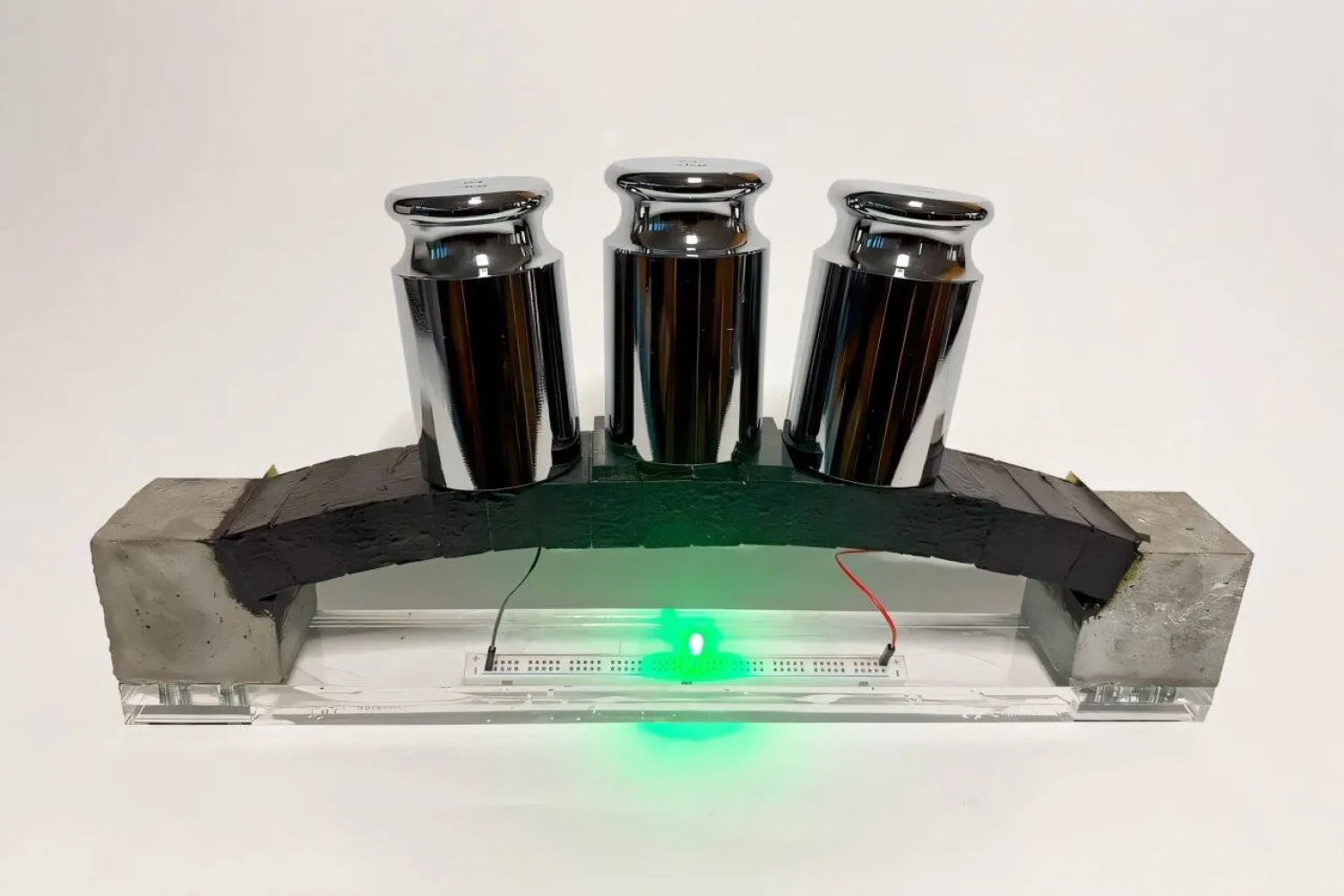 هيكل مقوس مصنوع من الخرسانة الجديدة استطاع تحمُّل وزنه وأحمال إضافية مع تشغيل مصباح «LED»