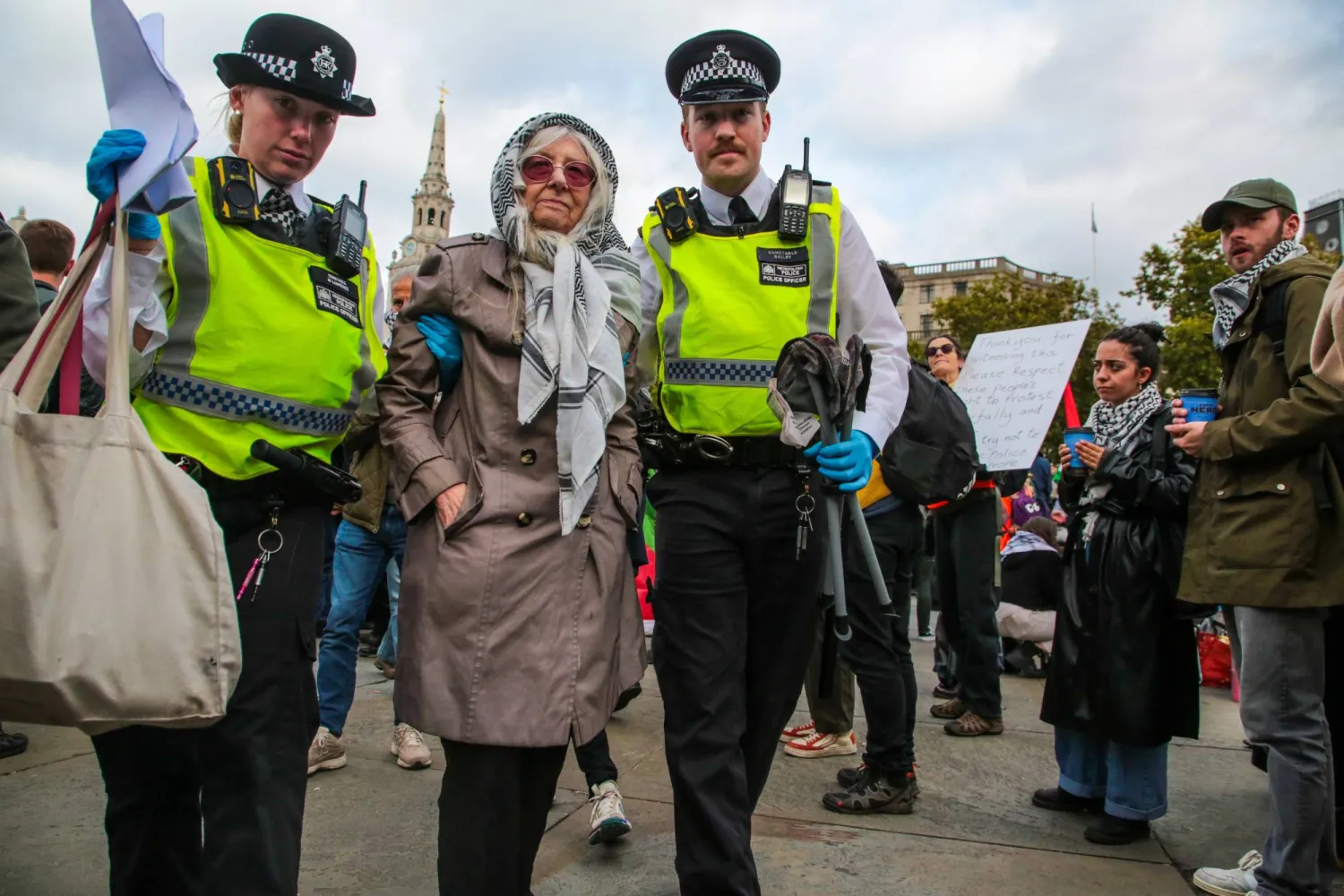 احتجزت الشرطة متظاهرة في ساحة «الطرف الأغر» خلال احتجاج دعماً لفلسطين يوم 4 أكتوبر (د.ب.أ)