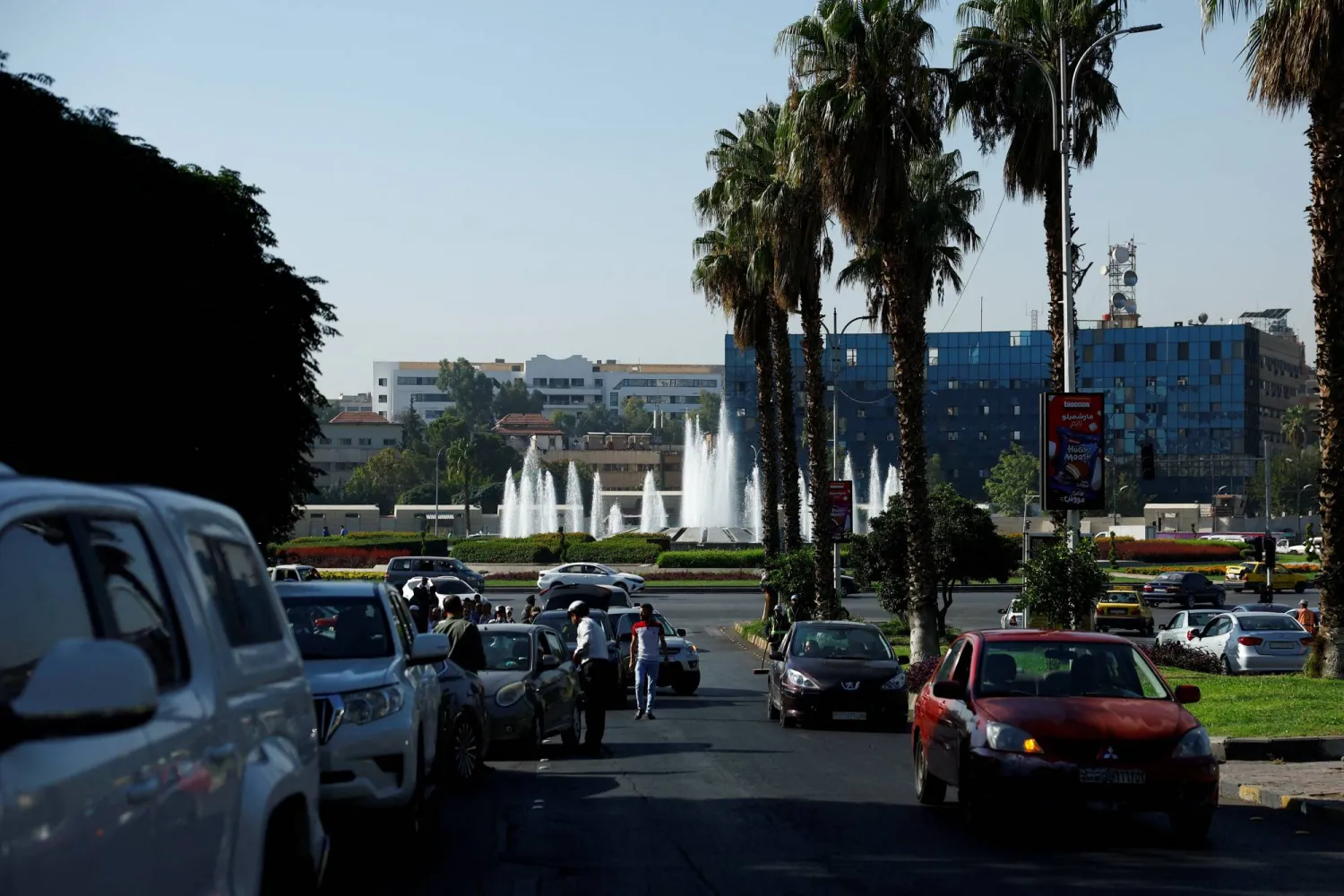 المنطقة خارج مبنى المكتبة الوطنية كما بدت في اليوم الذي صوّت فيه أعضاء الهيئات الانتخابية لاختيار مرشحيهم للبرلمان السوري الجديد (رويترز)