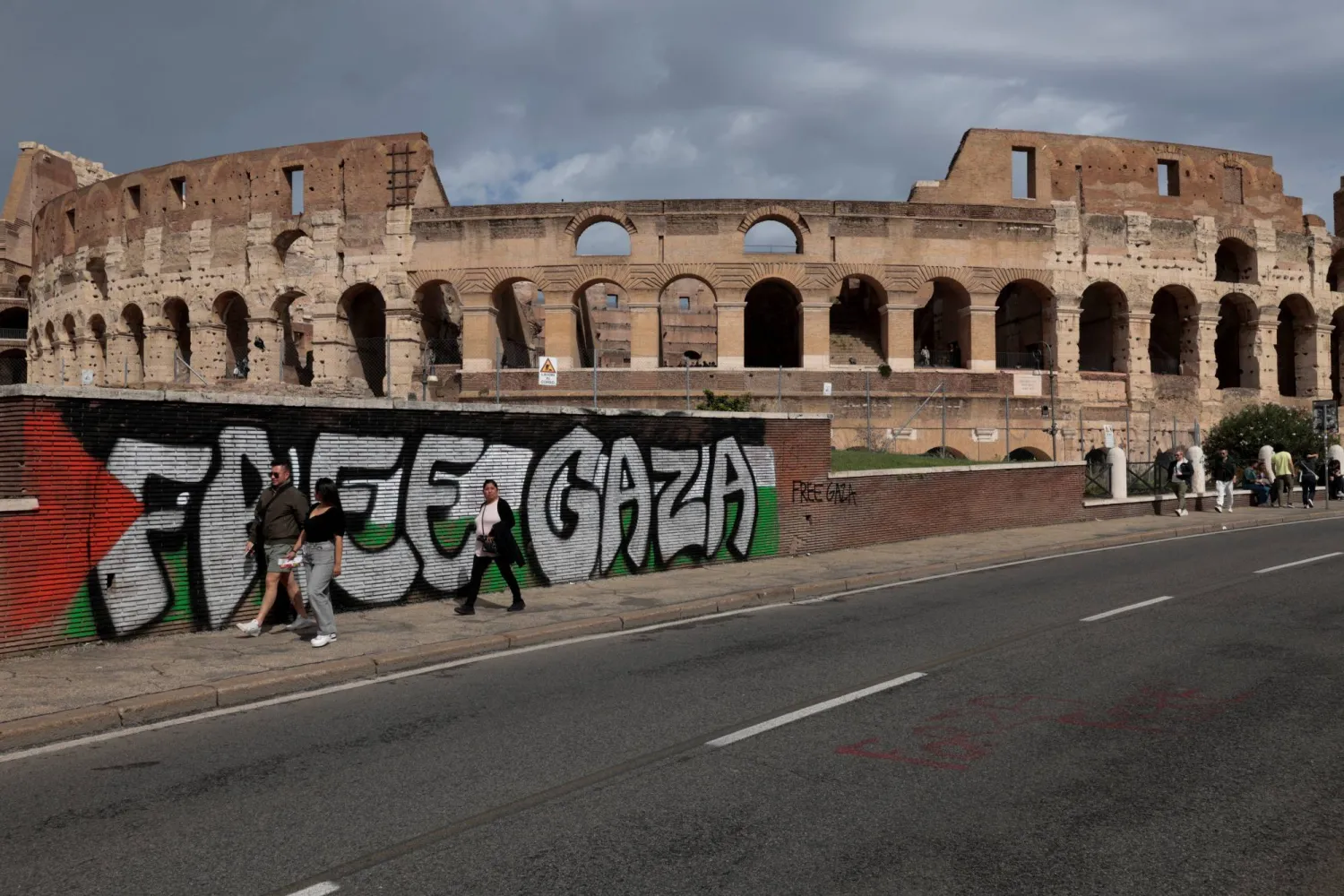 غرافيتي لوقف الحرب في غزة وسط روما (رويترز)