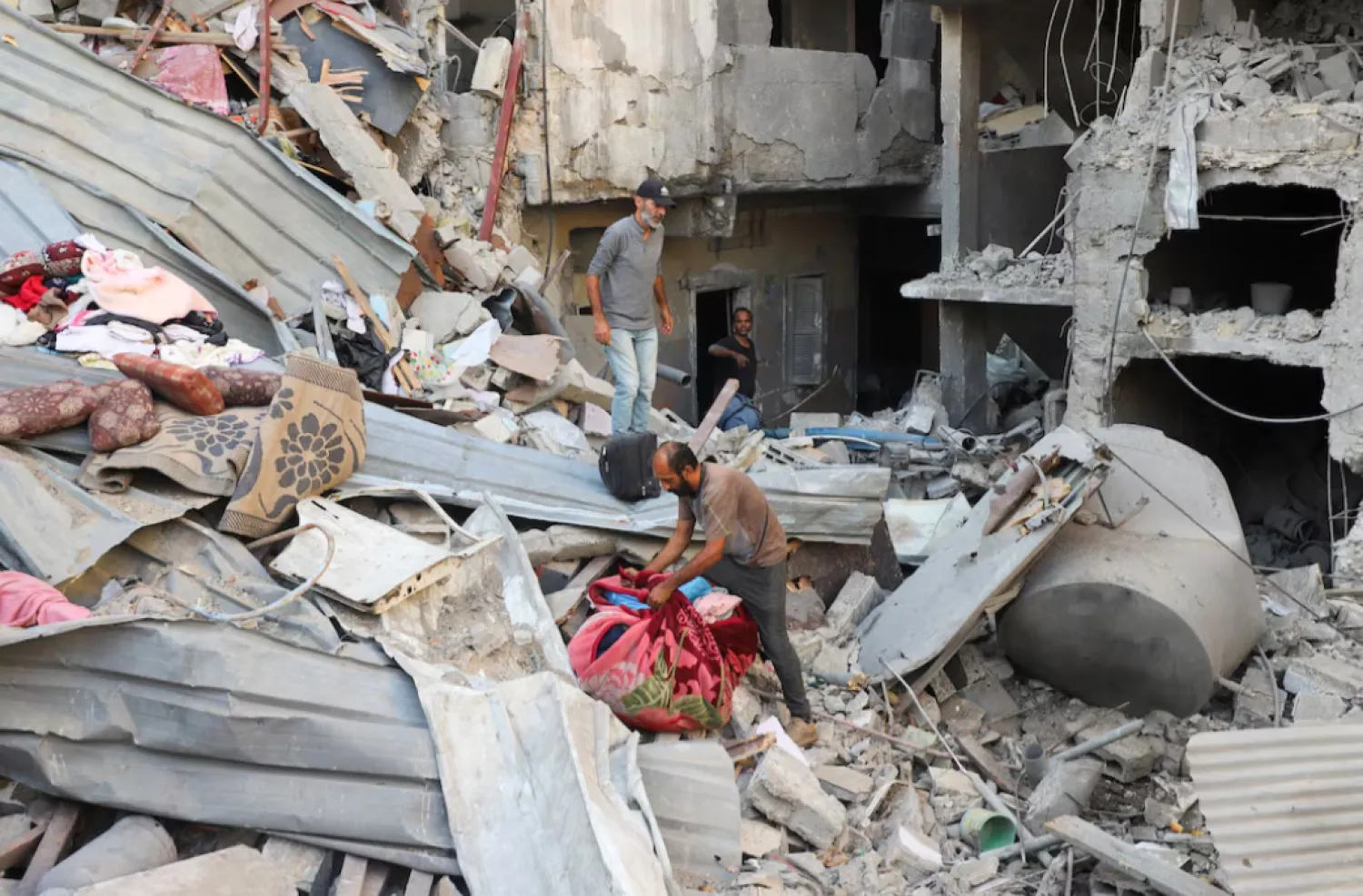 Palestinians inspect the site of an Israeli strike on Saturday, on a house in the Tuffah neighborhood in Gaza City October 5, 2025. REUTERS/Ebrahim Hajjaj 