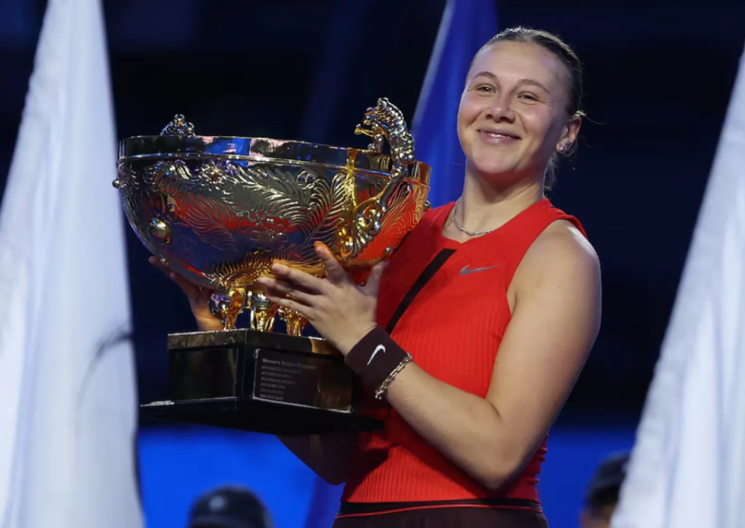 Tennis - China Open - The Beijing Olympic Green Tennis Center, Beijing, China - October 5, 2025 Amanda Anisimova of the US celebrates with the trophy after winning her singles final match against Czech Republic's Linda Noskova REUTERS/Maxim Shemetov 
