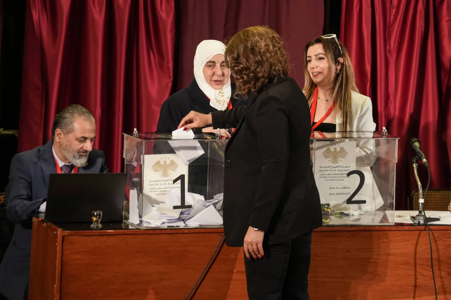  امرأة تُدلي بصوتها في المكتبة الوطنية بدمشق (د.ب.أ)