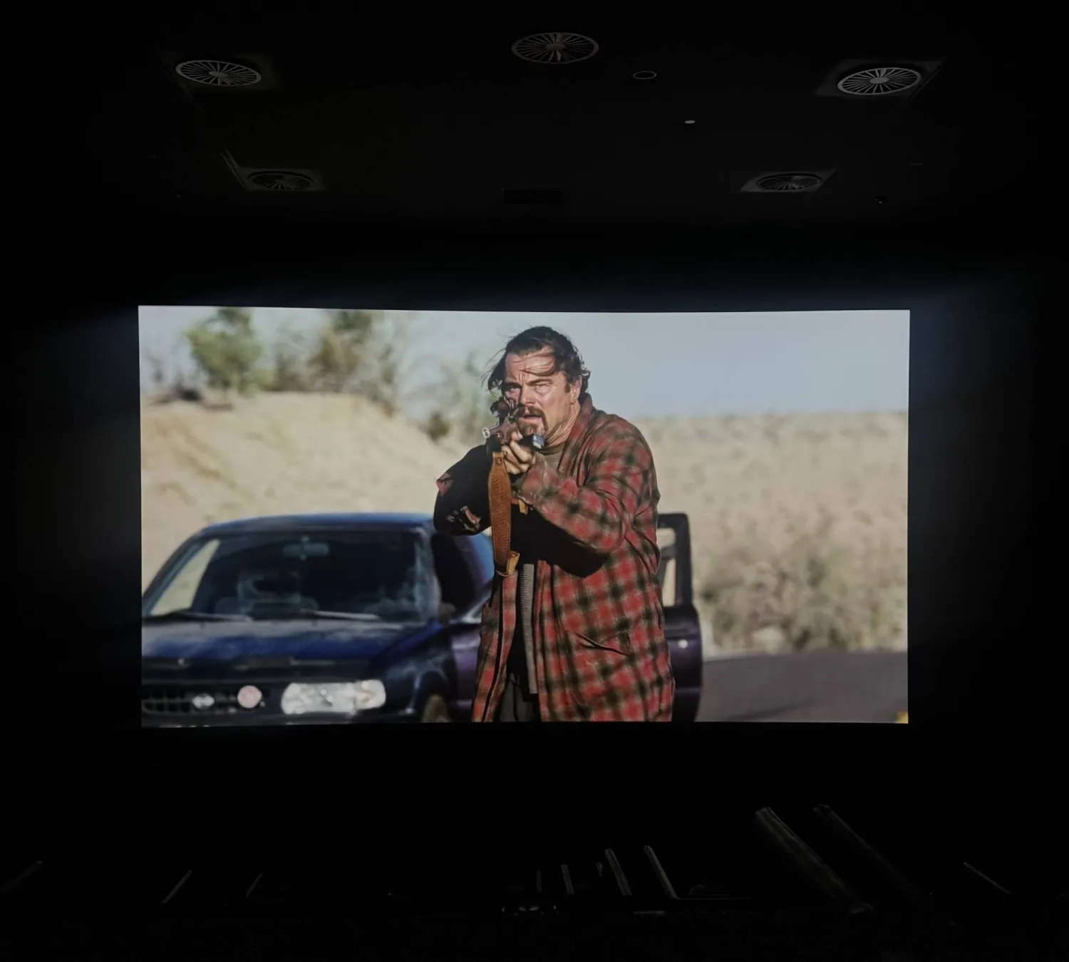 فيلم «معركة تلو أخرى» من داخل إحدى صالات العرض السعودية (تصوير: إيمان الخطاف)