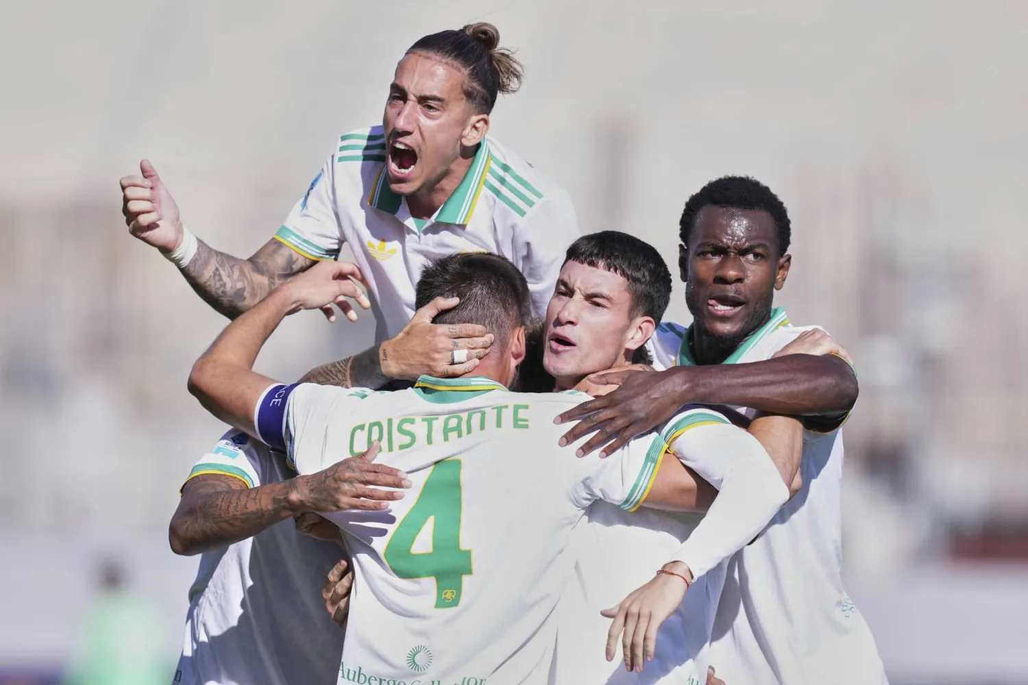 فرحة لاعبي روما بالفوز العصيب على فيورنتينا (أ.ب)