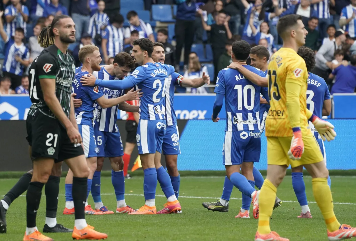 فرحة لاعبي ديبورتيفو ألافيس بالفوز على إلتشي (إ.ب.أ)