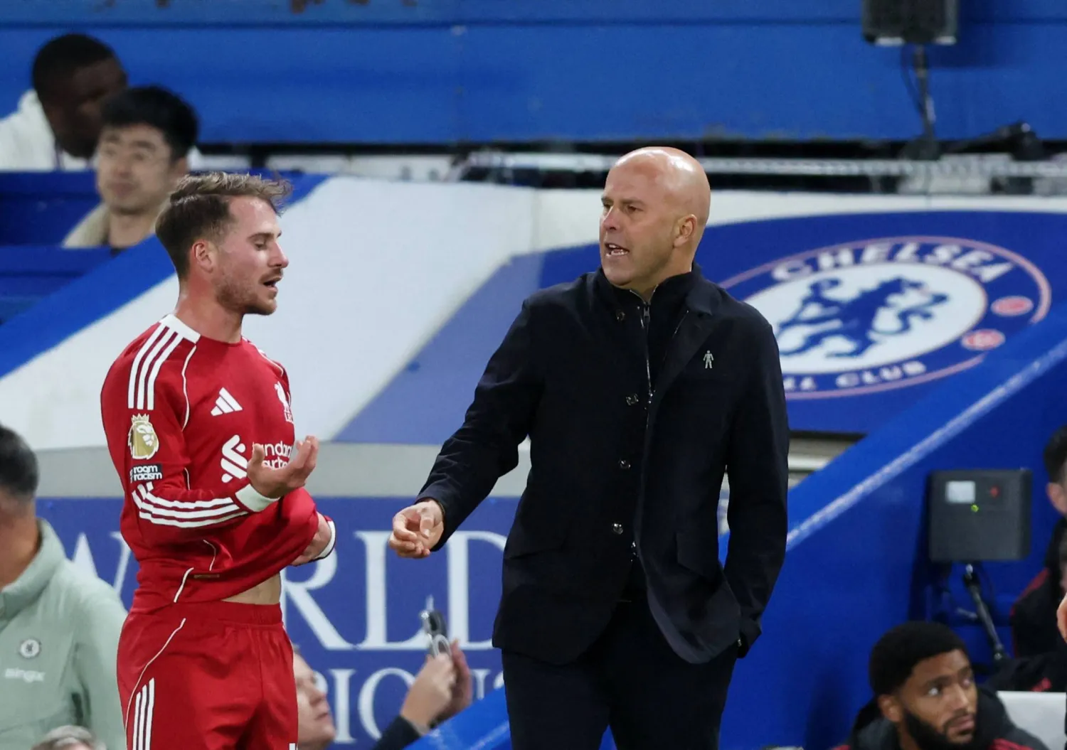 أرني سلوت مدرب ليفربول في وضعية صعبة (رويترز)