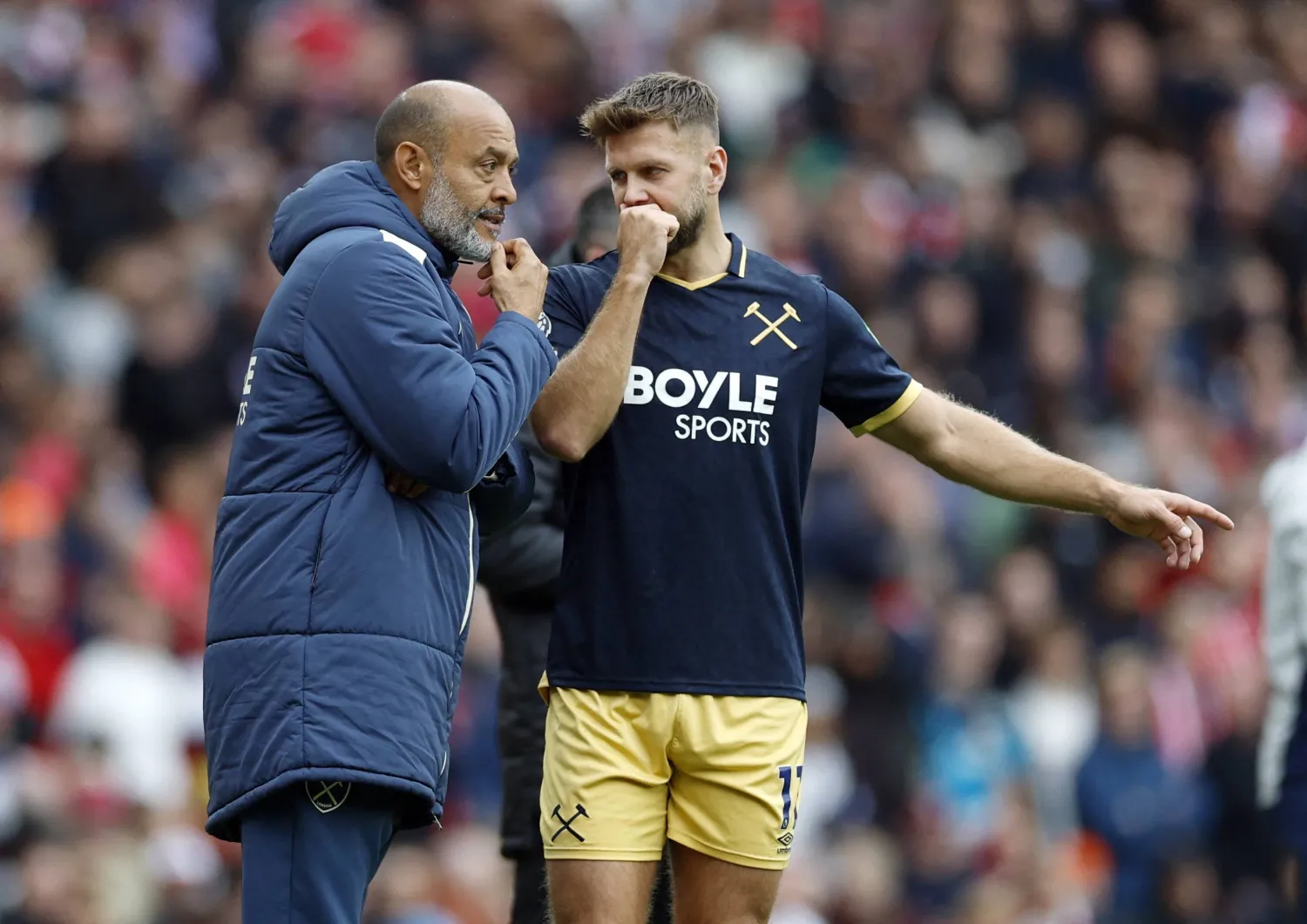 نيكلاس فولكروغ يتلقى تعليمات مدربه نونو سانتو (رويترز)