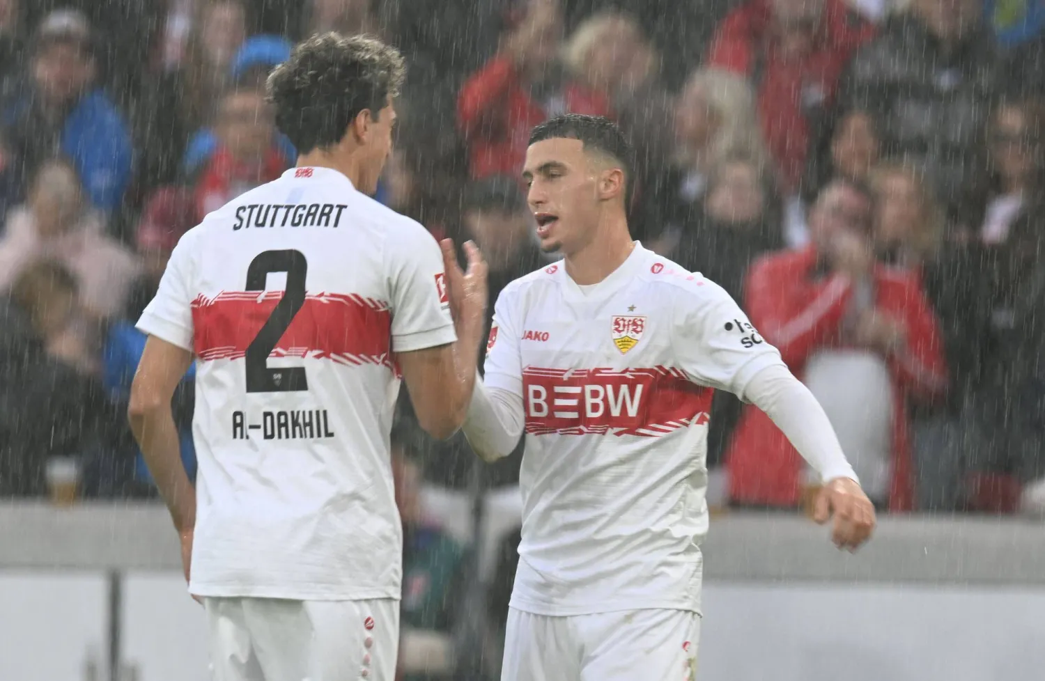  المغربي الدولي بلال الخنوس (يمين) يحتفل بهدفه في مرمى هايدنهايم (أ.ف.ب)