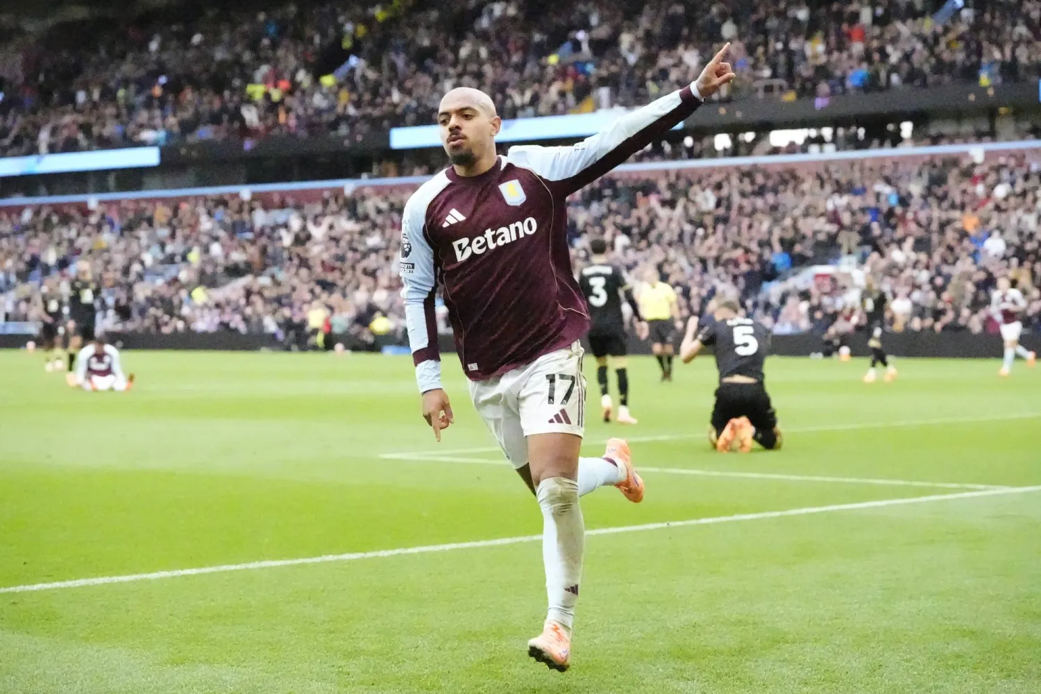  دونيل مالين نجم أستون فيلا (د.ب.أ)