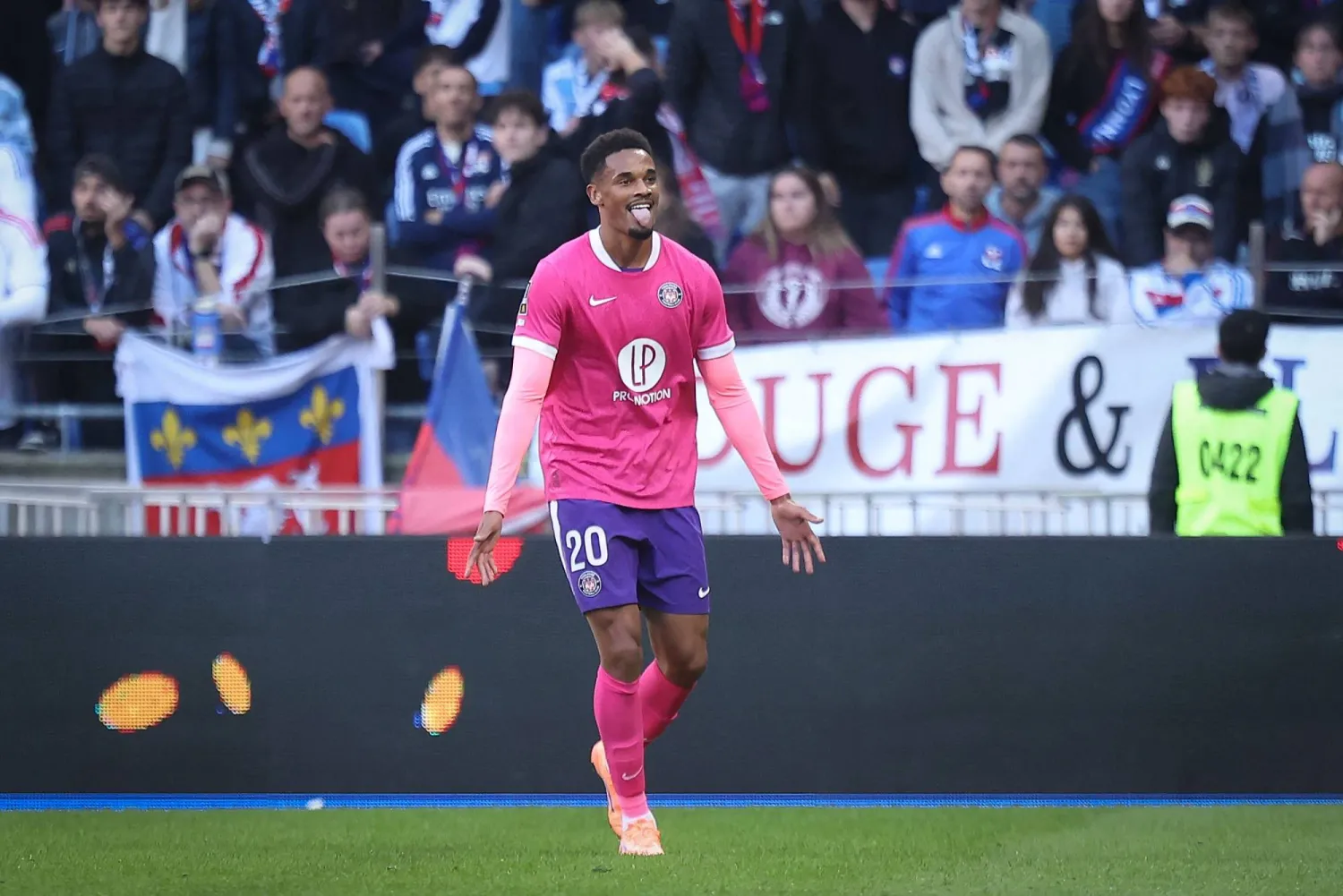 Toulouse's Brazilian forward #20 Emersonn celebrates after scoring during the French L1 football match between Olympique Lyonnais and Toulouse FC at the Parc Olympique Lyonnais in Decines-Charpieu, outside Lyon on October 5, 2025. (Photo by Alex MARTIN / AFP)